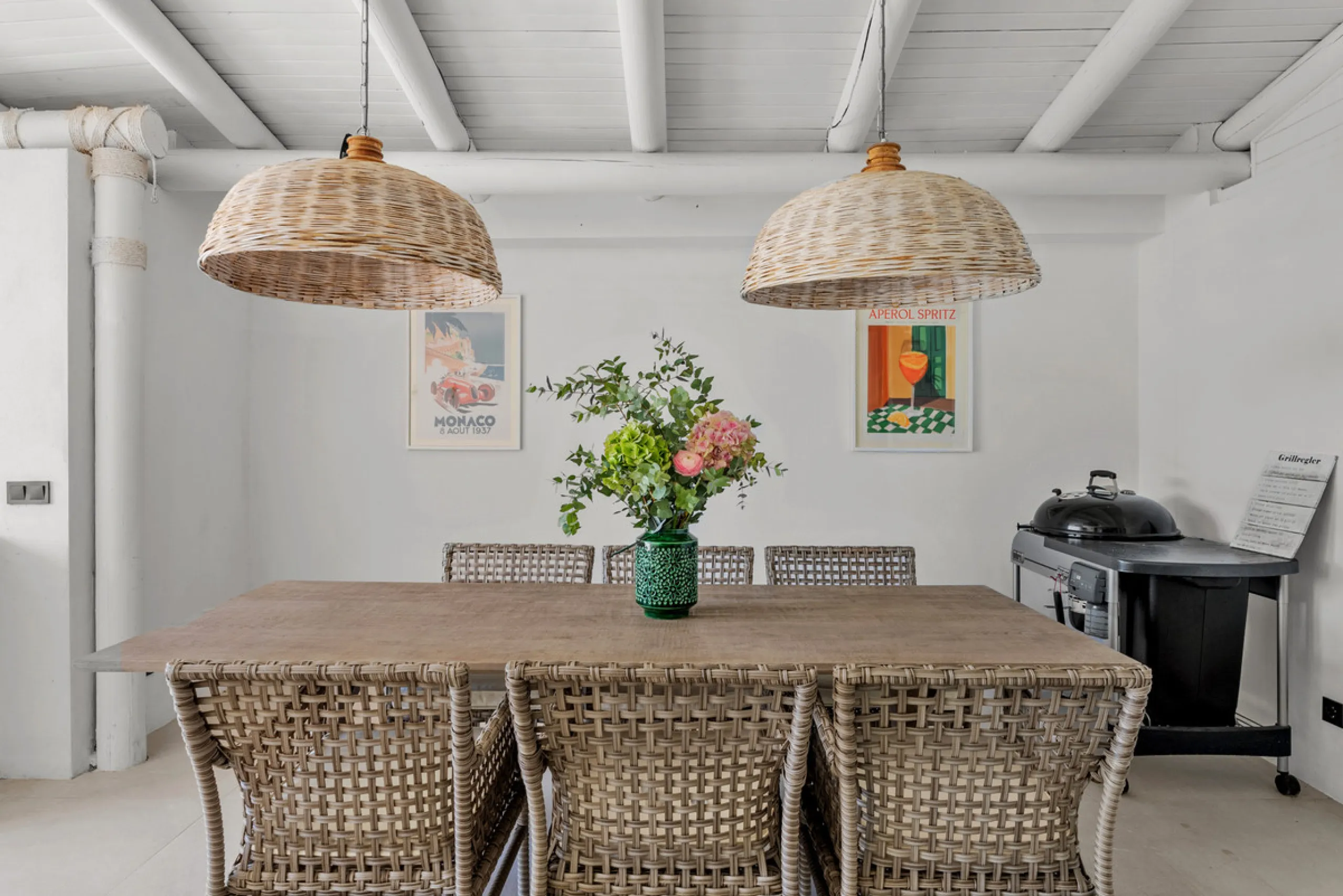 Nestled in the heart of Nueva Andalucía, Villa Vanessa is a stunning Scandinavian-style villa where modern elegance meets timeless design. Benefiting from an ideal southwest orientation, the villa enjoys all-day sunlight and unobstructed panoramic views o
