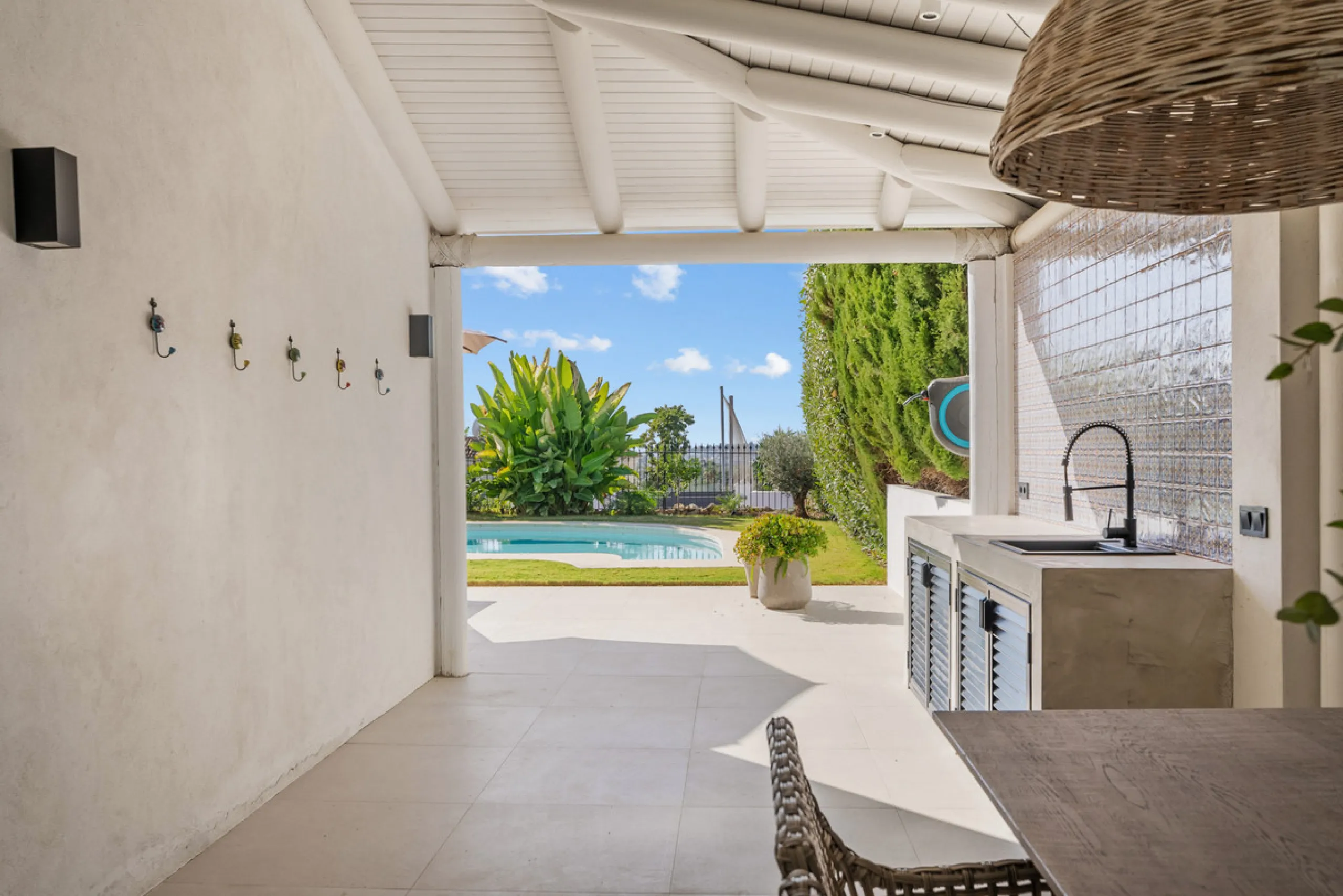Nestled in the heart of Nueva Andalucía, Villa Vanessa is a stunning Scandinavian-style villa where modern elegance meets timeless design. Benefiting from an ideal southwest orientation, the villa enjoys all-day sunlight and unobstructed panoramic views o