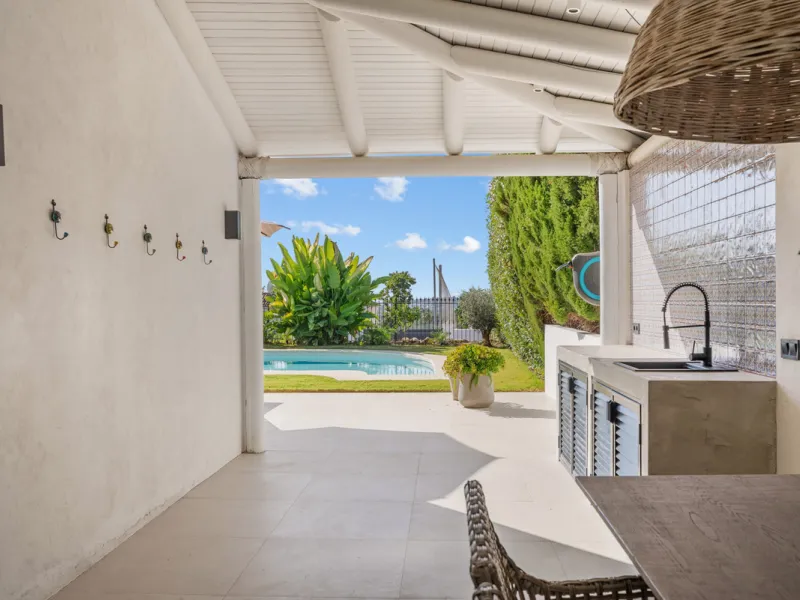 Nestled in the heart of Nueva Andalucía, Villa Vanessa is a stunning Scandinavian-style villa where modern elegance meets timeless design. Benefiting from an ideal southwest orientation, the villa enjoys all-day sunlight and unobstructed panoramic views o