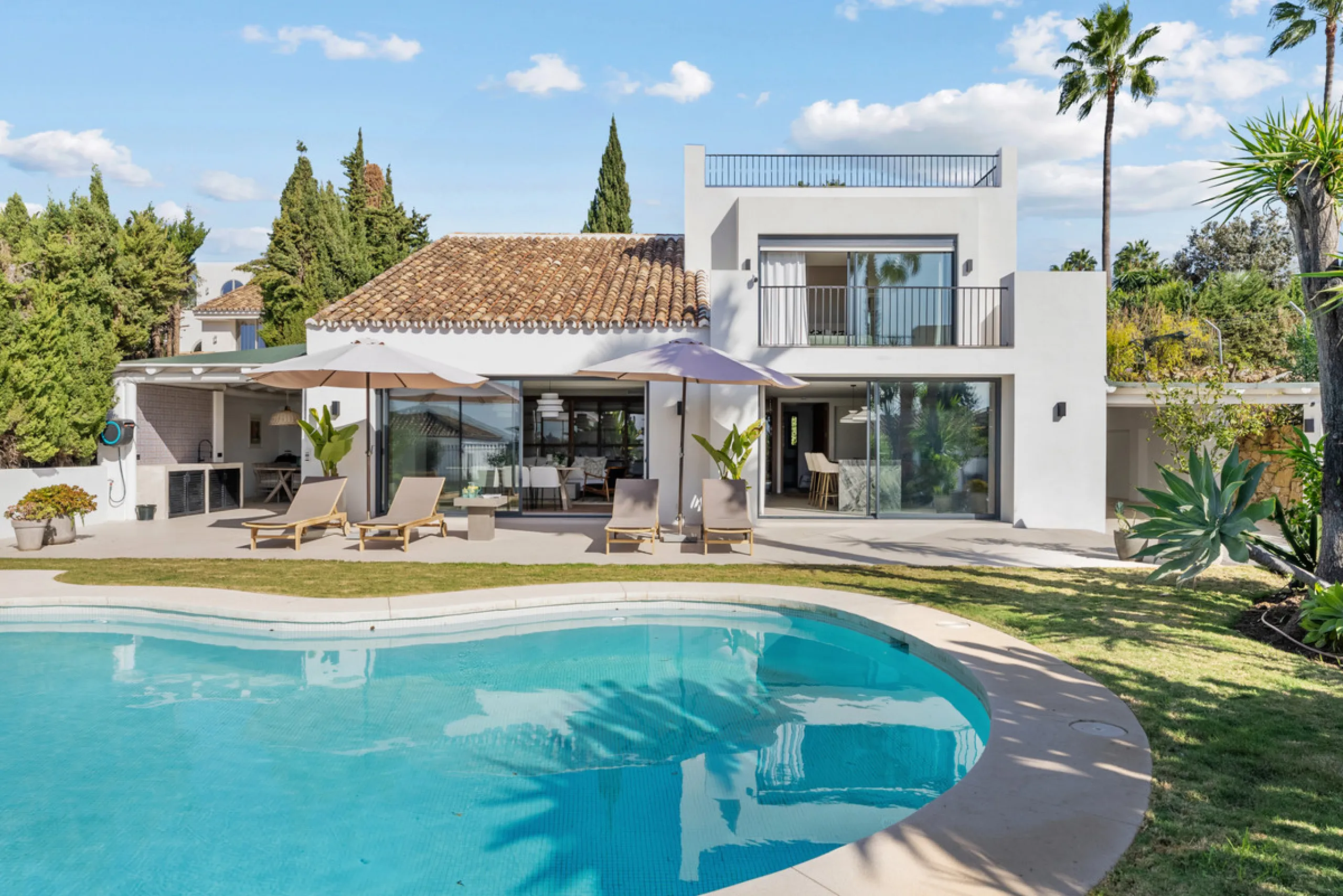 Nestled in the heart of Nueva Andalucía, Villa Vanessa is a stunning Scandinavian-style villa where modern elegance meets timeless design. Benefiting from an ideal southwest orientation, the villa enjoys all-day sunlight and unobstructed panoramic views o