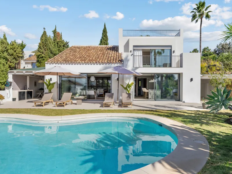 Nestled in the heart of Nueva Andalucía, Villa Vanessa is a stunning Scandinavian-style villa where modern elegance meets timeless design. Benefiting from an ideal southwest orientation, the villa enjoys all-day sunlight and unobstructed panoramic views o