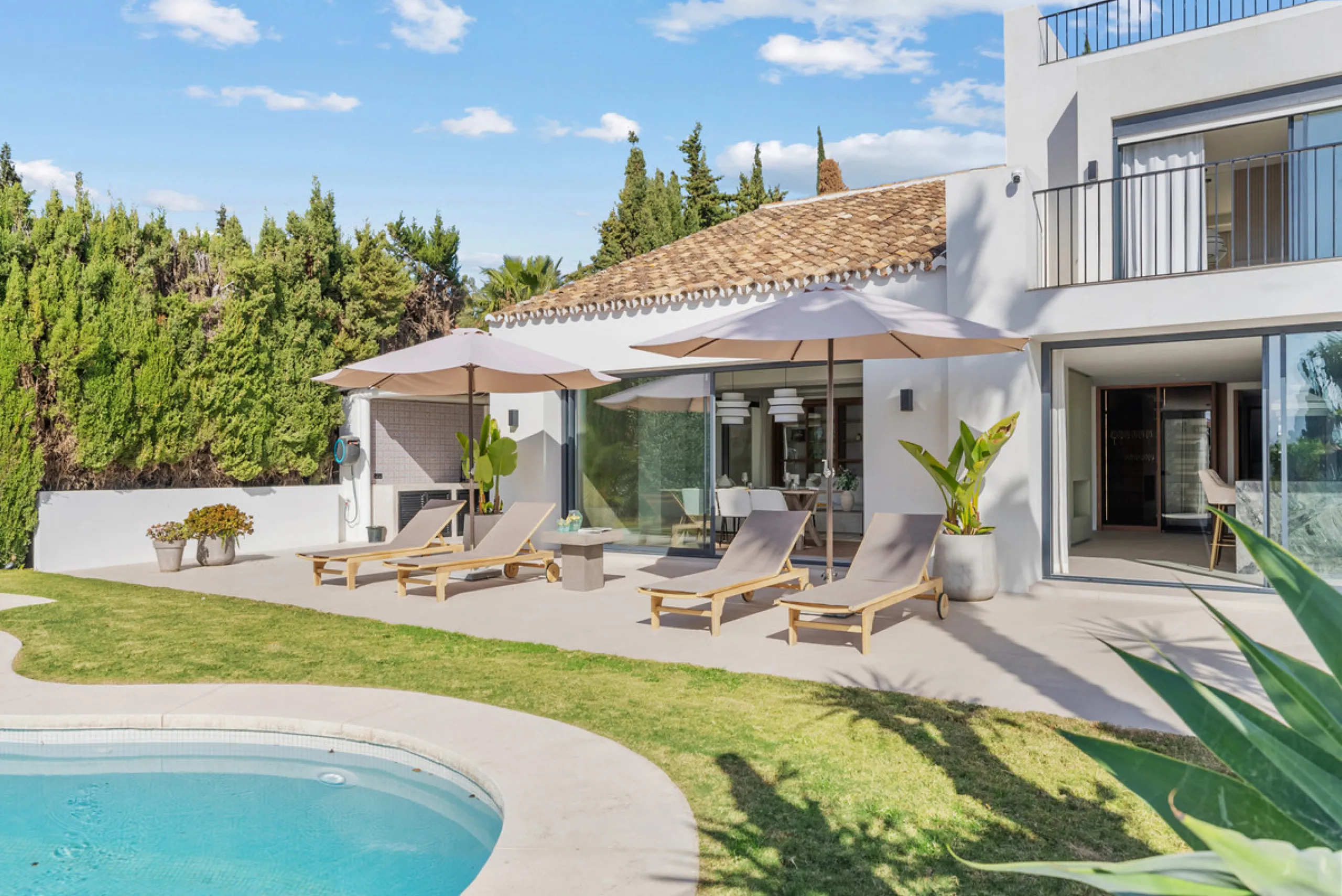 Nestled in the heart of Nueva Andalucía, Villa Vanessa is a stunning Scandinavian-style villa where modern elegance meets timeless design. Benefiting from an ideal southwest orientation, the villa enjoys all-day sunlight and unobstructed panoramic views o