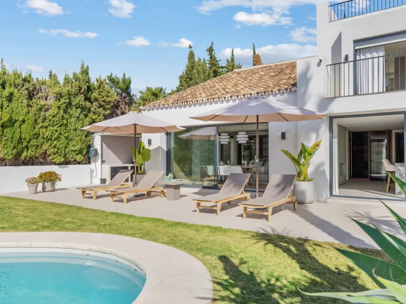 Nestled in the heart of Nueva Andalucía, Villa Vanessa is a stunning Scandinavian-style villa where modern elegance meets timeless design. Benefiting from an ideal southwest orientation, the villa enjoys all-day sunlight and unobstructed panoramic views o