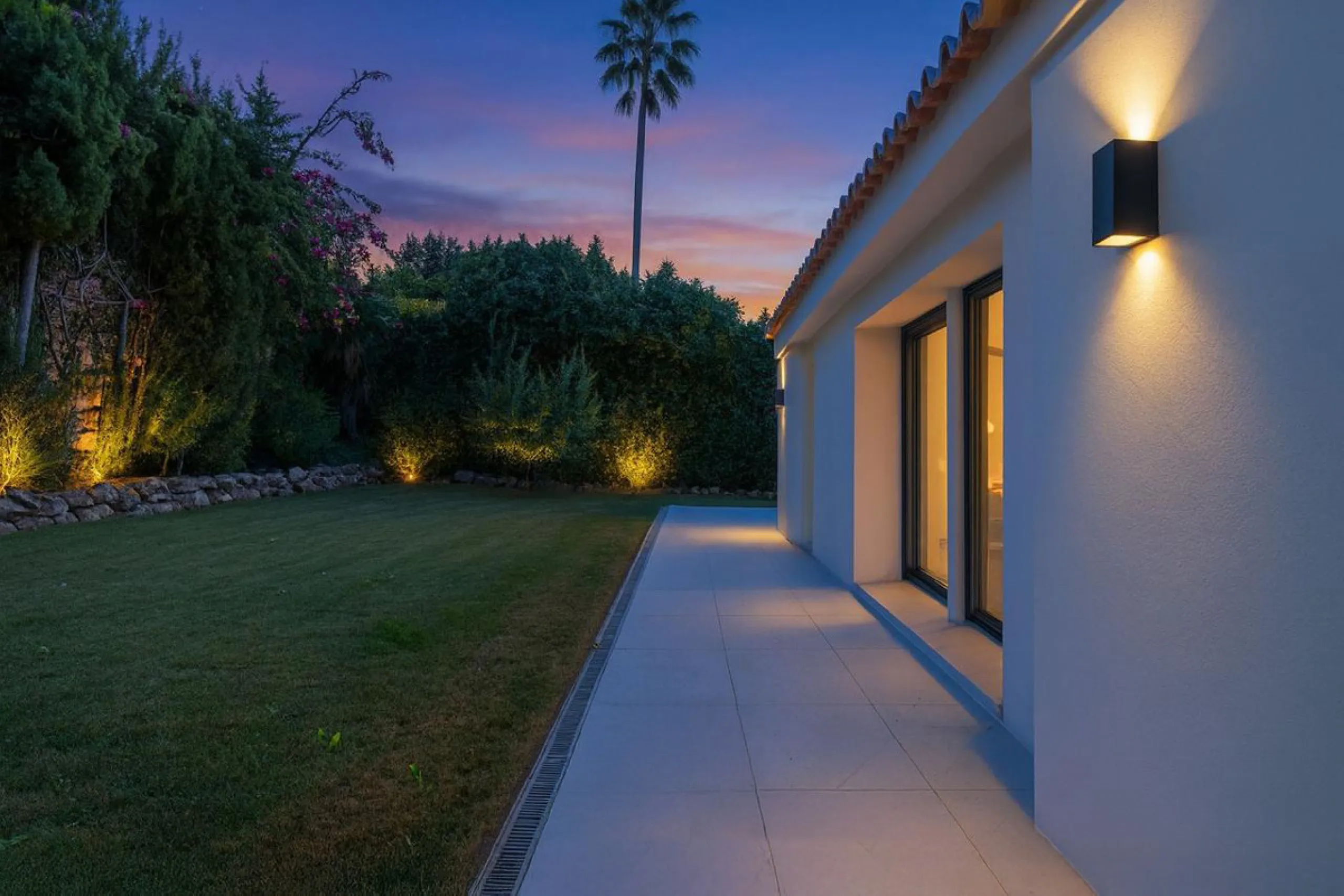 Nestled in the heart of Nueva Andalucía, Villa Vanessa is a stunning Scandinavian-style villa where modern elegance meets timeless design. Benefiting from an ideal southwest orientation, the villa enjoys all-day sunlight and unobstructed panoramic views o