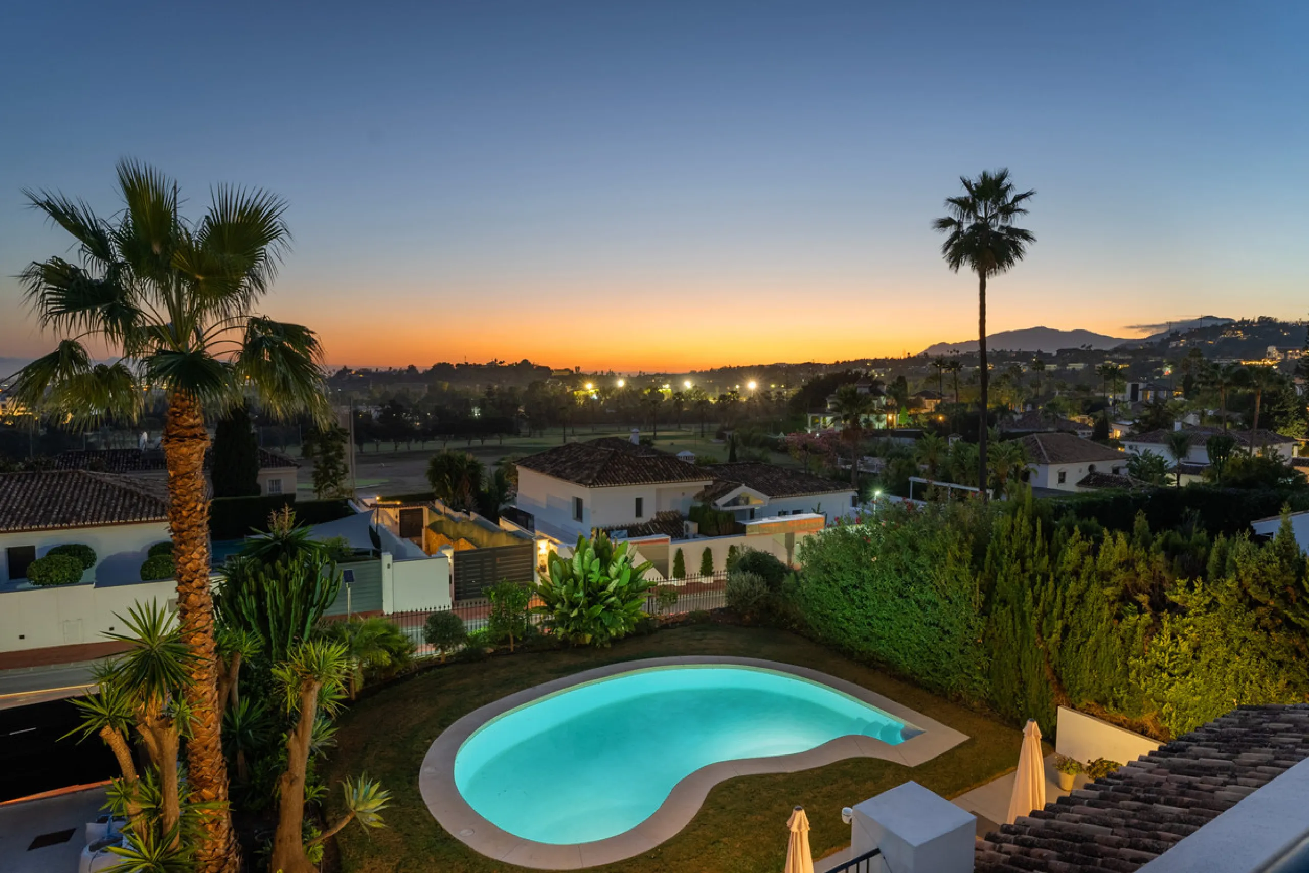 Nestled in the heart of Nueva Andalucía, Villa Vanessa is a stunning Scandinavian-style villa where modern elegance meets timeless design. Benefiting from an ideal southwest orientation, the villa enjoys all-day sunlight and unobstructed panoramic views o