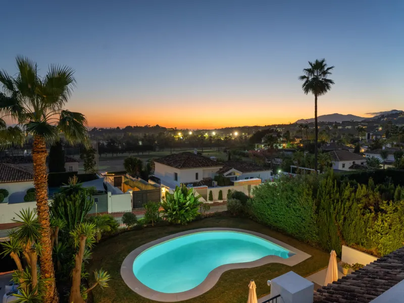 Nestled in the heart of Nueva Andalucía, Villa Vanessa is a stunning Scandinavian-style villa where modern elegance meets timeless design. Benefiting from an ideal southwest orientation, the villa enjoys all-day sunlight and unobstructed panoramic views o