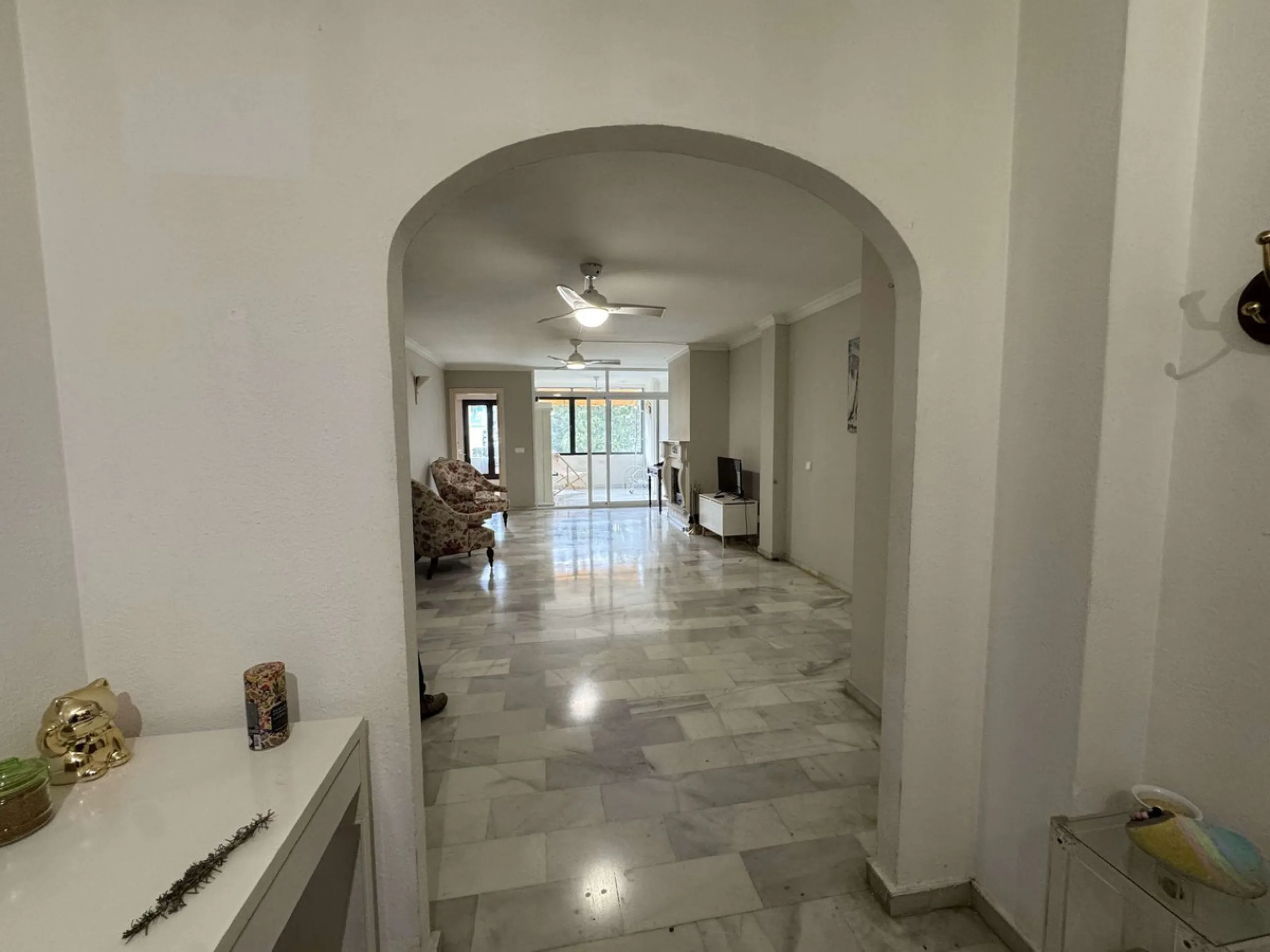 Apartment - Middle Floor Apartment в продаже в Marbella, Málaga. В доме 3 спален и 2 ванных комнат. Площадь дома 120 м²