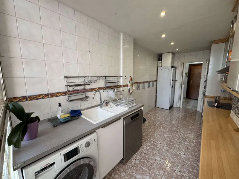 Apartment - Middle Floor Apartment в продаже в Marbella, Málaga. В доме 3 спален и 2 ванных комнат. Площадь дома 120 м²