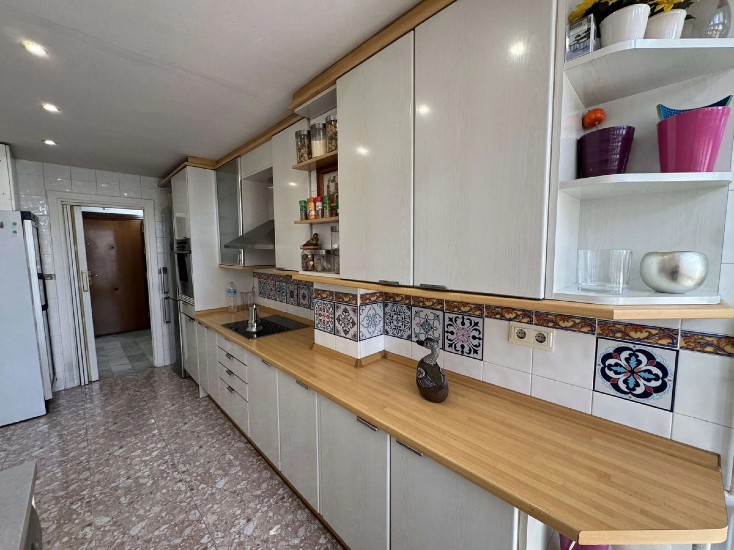 Apartment - Middle Floor Apartment в продаже в Marbella, Málaga. В доме 3 спален и 2 ванных комнат. Площадь дома 120 м²