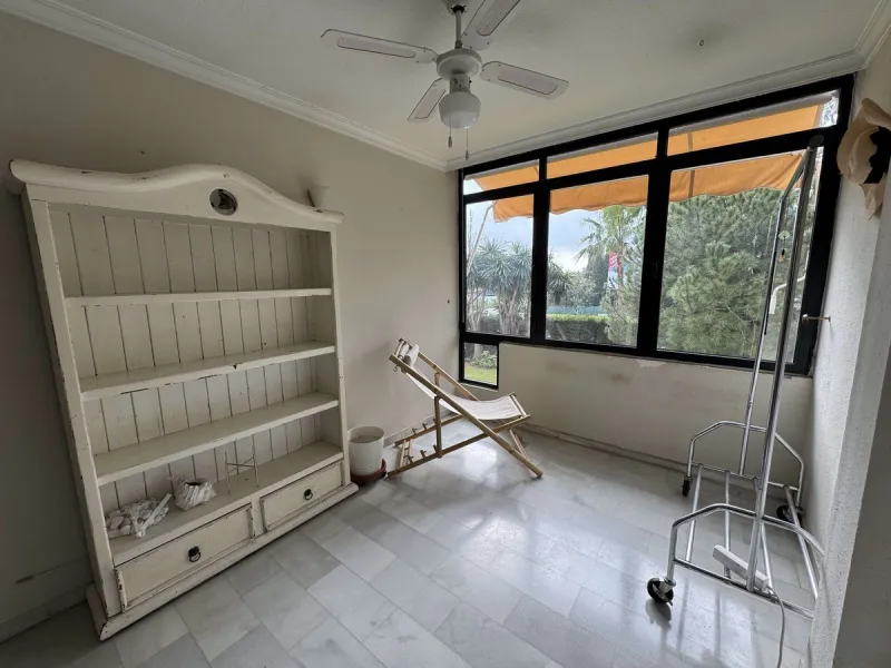 Apartment - Middle Floor Apartment в продаже в Marbella, Málaga. В доме 3 спален и 2 ванных комнат. Площадь дома 120 м²
