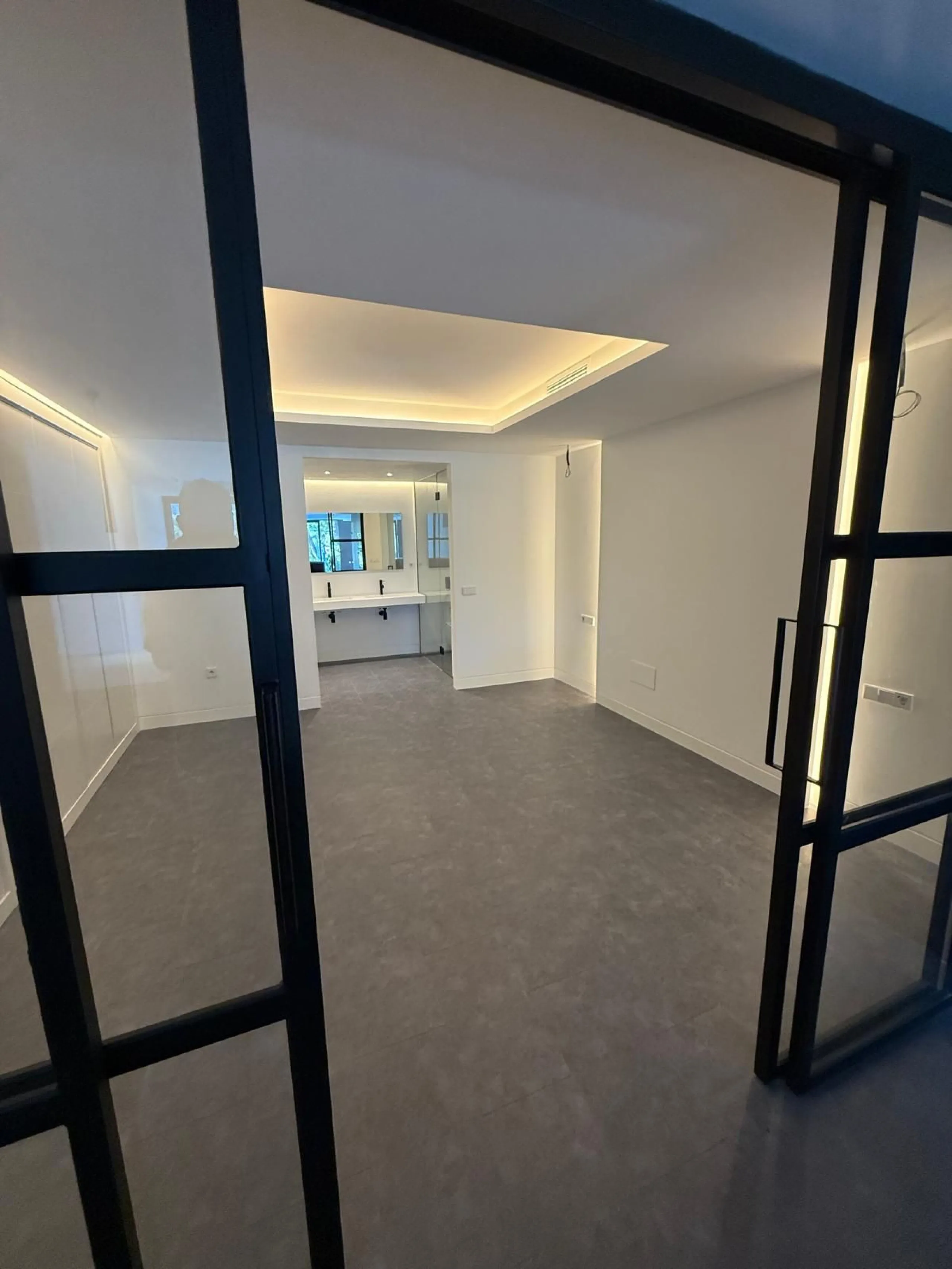 Exclusive apartment located within the Hotel del Golf, next to the prestigious Real Club de Golf Las Brisas, in one of the most privileged and sought-after areas of Marbella. A unique property that combines contemporary elegance, absolute comfort, and an 