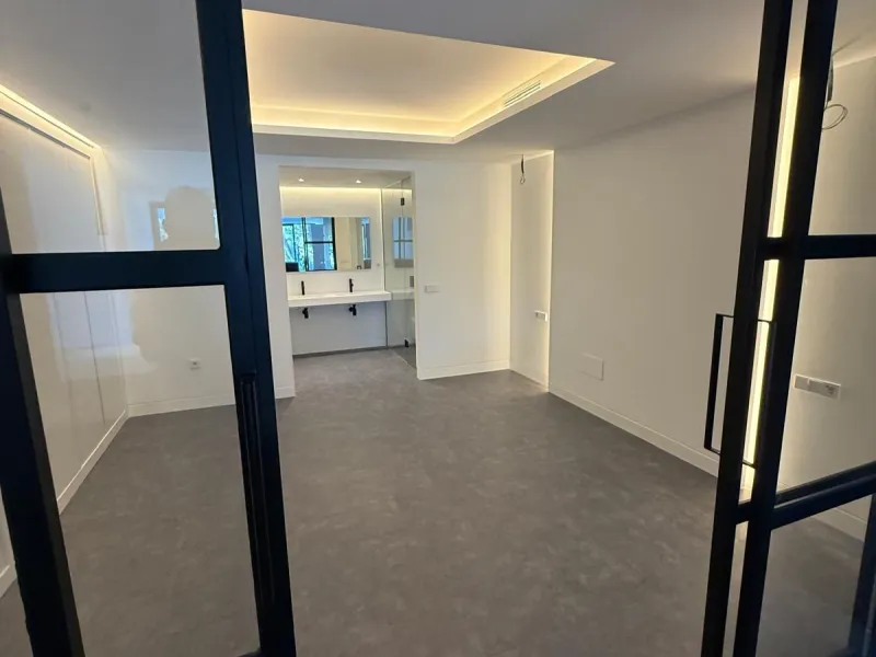 Exclusive apartment located within the Hotel del Golf, next to the prestigious Real Club de Golf Las Brisas, in one of the most privileged and sought-after areas of Marbella. A unique property that combines contemporary elegance, absolute comfort, and an 