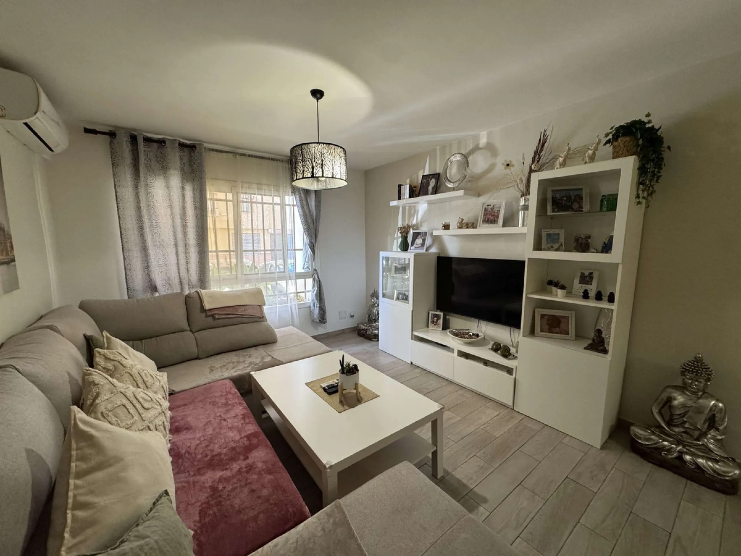 Beautiful ground floor apartment for sale, recently renovated, very bright and spacious, ready to move into, located in one of the most sought-after areas of Marbella, just a few metres from the town centre and close to all amenities.