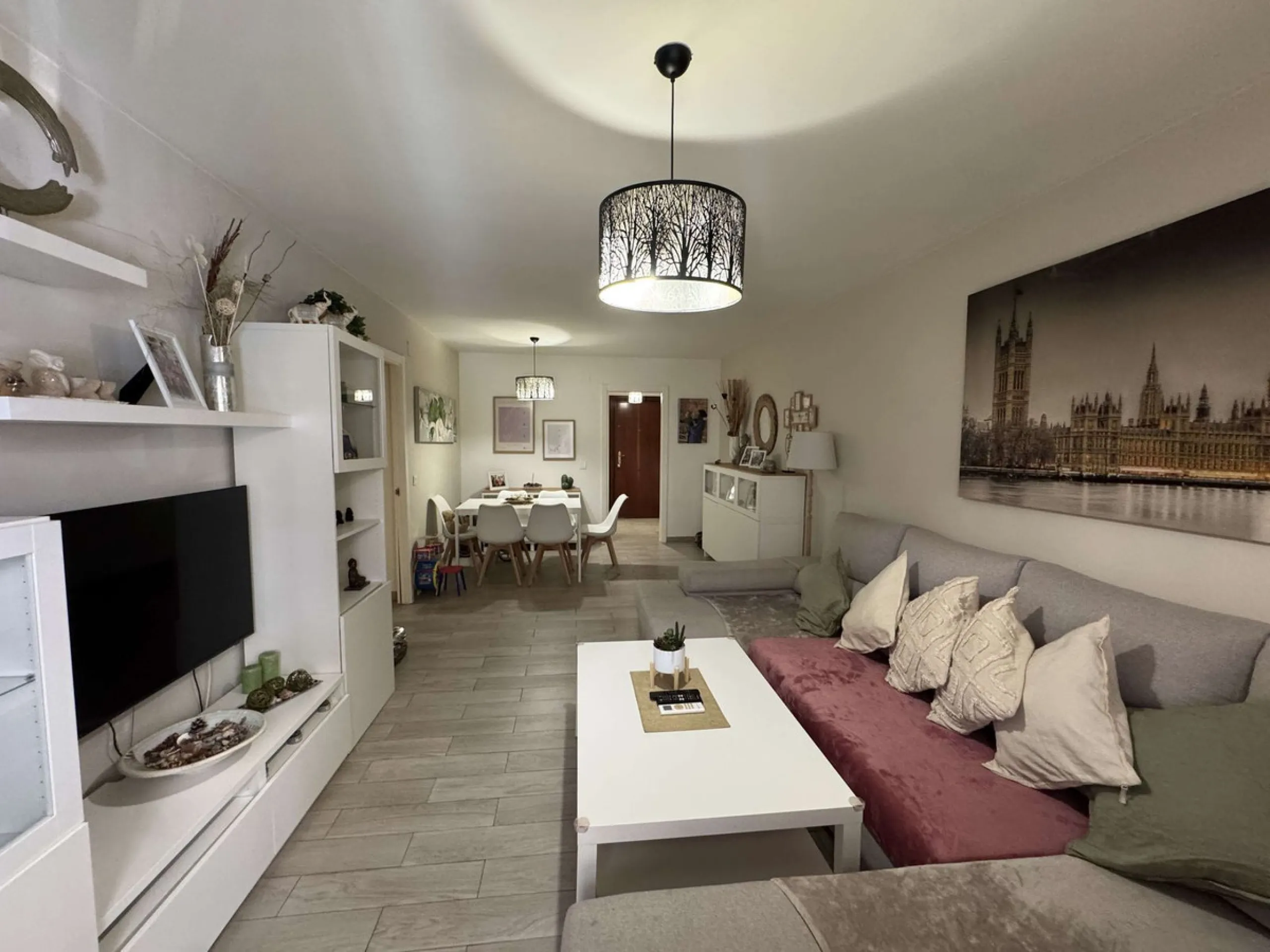 Beautiful ground floor apartment for sale, recently renovated, very bright and spacious, ready to move into, located in one of the most sought-after areas of Marbella, just a few metres from the town centre and close to all amenities.