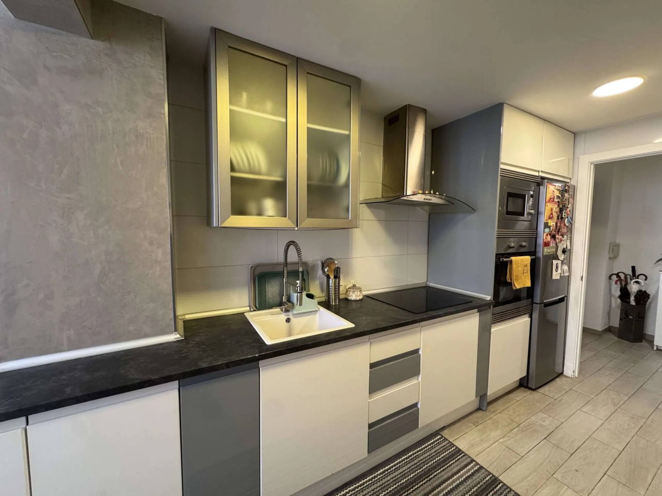 Beautiful ground floor apartment for sale, recently renovated, very bright and spacious, ready to move into, located in one of the most sought-after areas of Marbella, just a few metres from the town centre and close to all amenities.