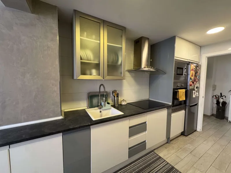 Beautiful ground floor apartment for sale, recently renovated, very bright and spacious, ready to move into, located in one of the most sought-after areas of Marbella, just a few metres from the town centre and close to all amenities.