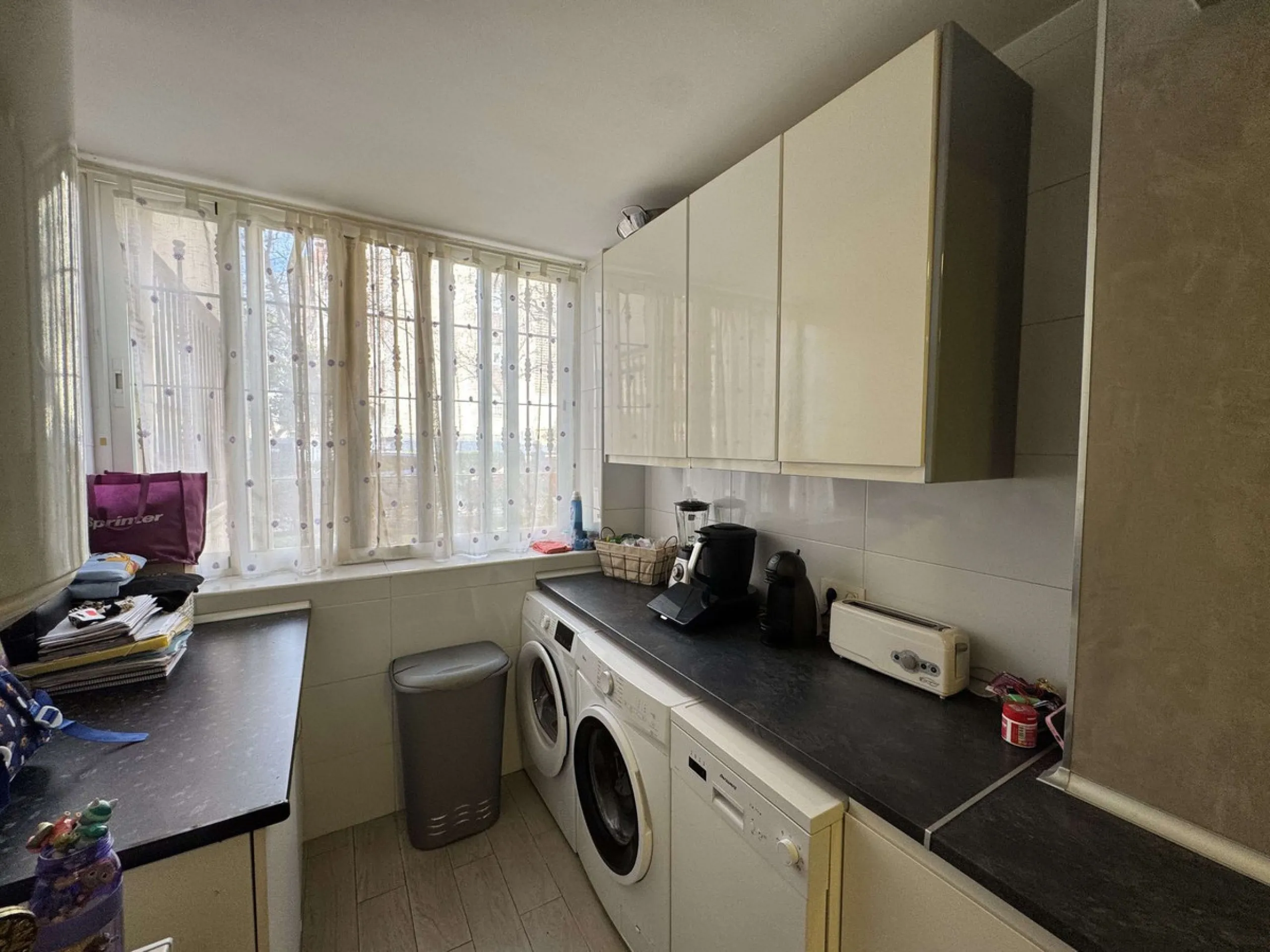 Beautiful ground floor apartment for sale, recently renovated, very bright and spacious, ready to move into, located in one of the most sought-after areas of Marbella, just a few metres from the town centre and close to all amenities.