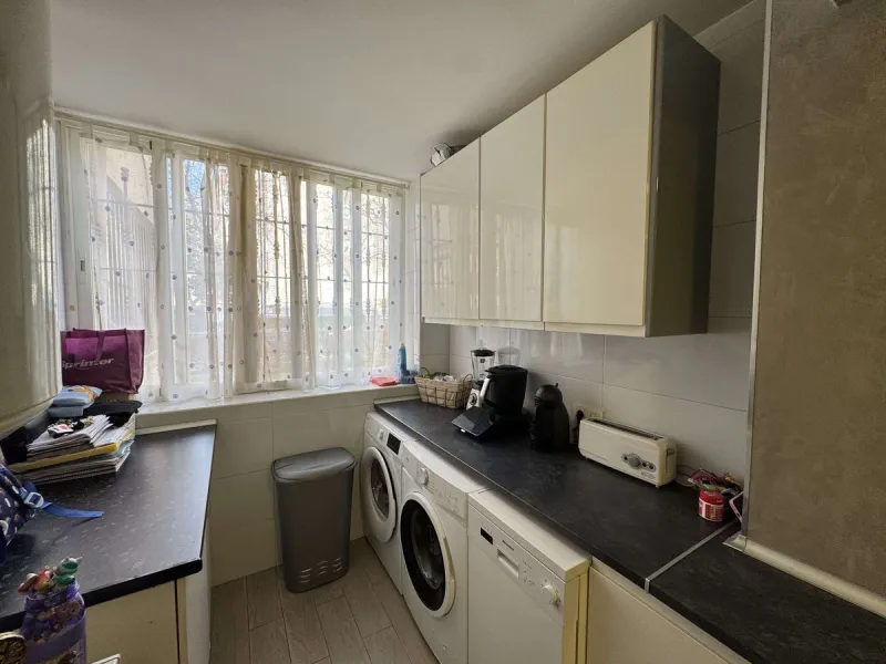 Beautiful ground floor apartment for sale, recently renovated, very bright and spacious, ready to move into, located in one of the most sought-after areas of Marbella, just a few metres from the town centre and close to all amenities.