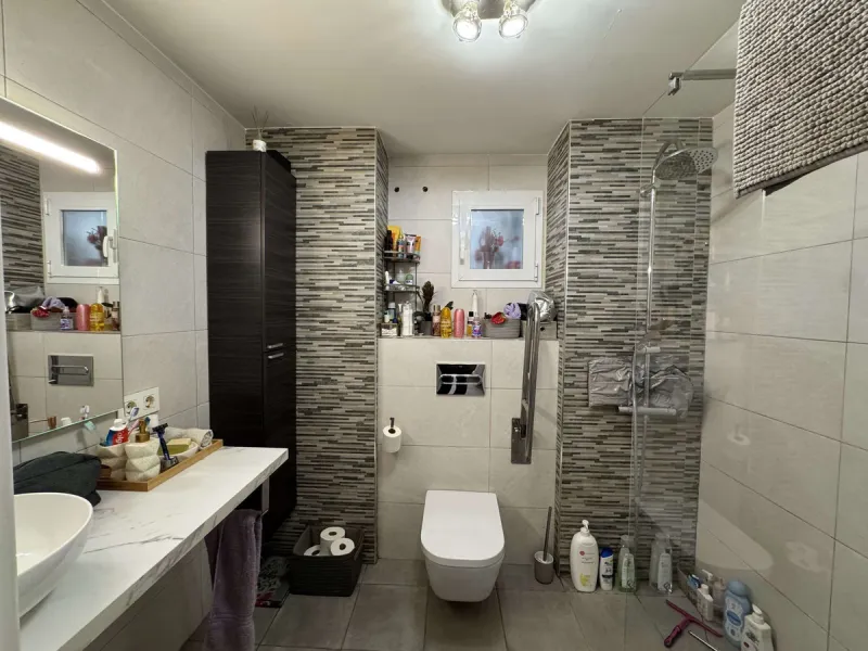 Beautiful ground floor apartment for sale, recently renovated, very bright and spacious, ready to move into, located in one of the most sought-after areas of Marbella, just a few metres from the town centre and close to all amenities.
