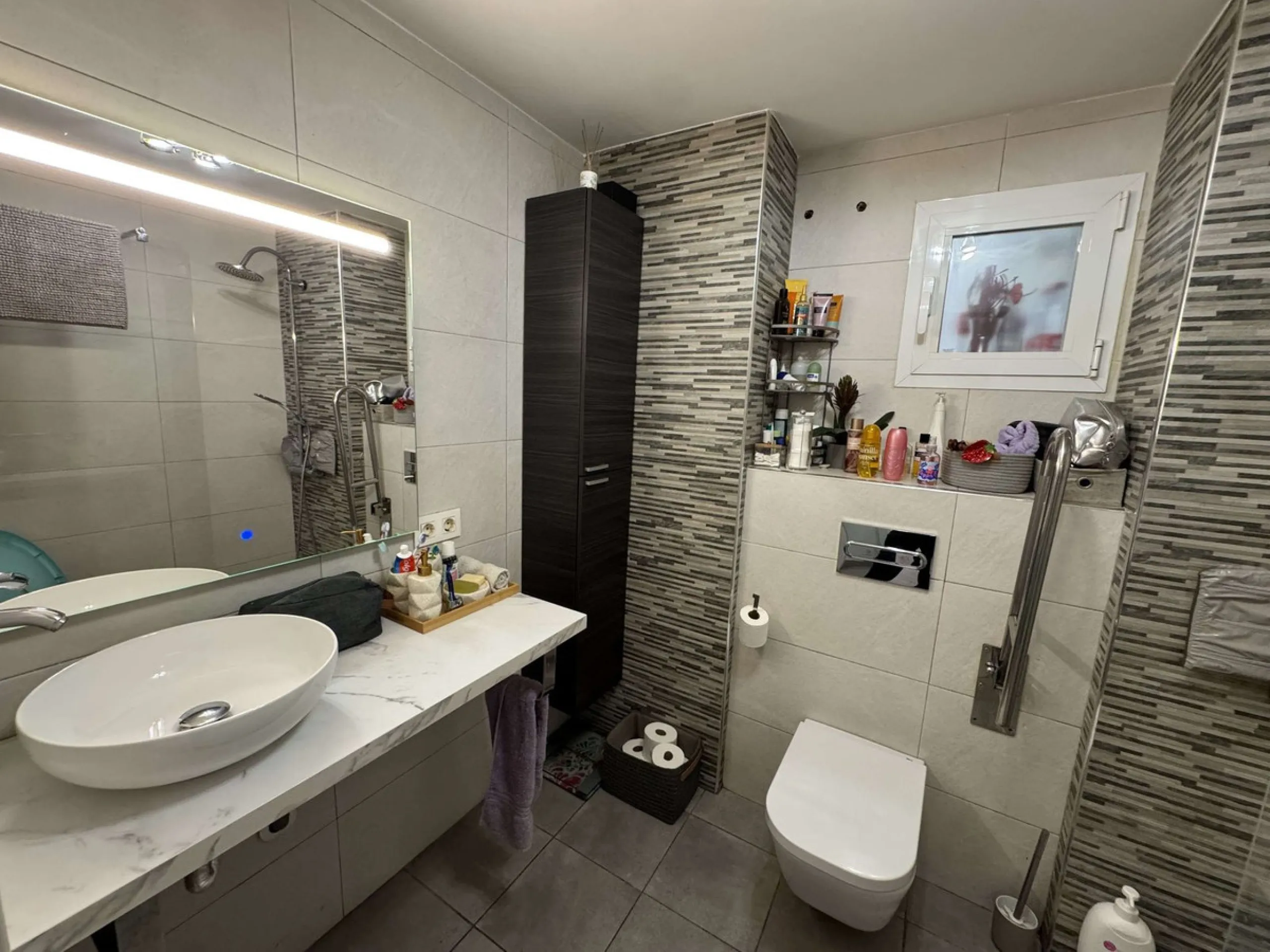 Beautiful ground floor apartment for sale, recently renovated, very bright and spacious, ready to move into, located in one of the most sought-after areas of Marbella, just a few metres from the town centre and close to all amenities.