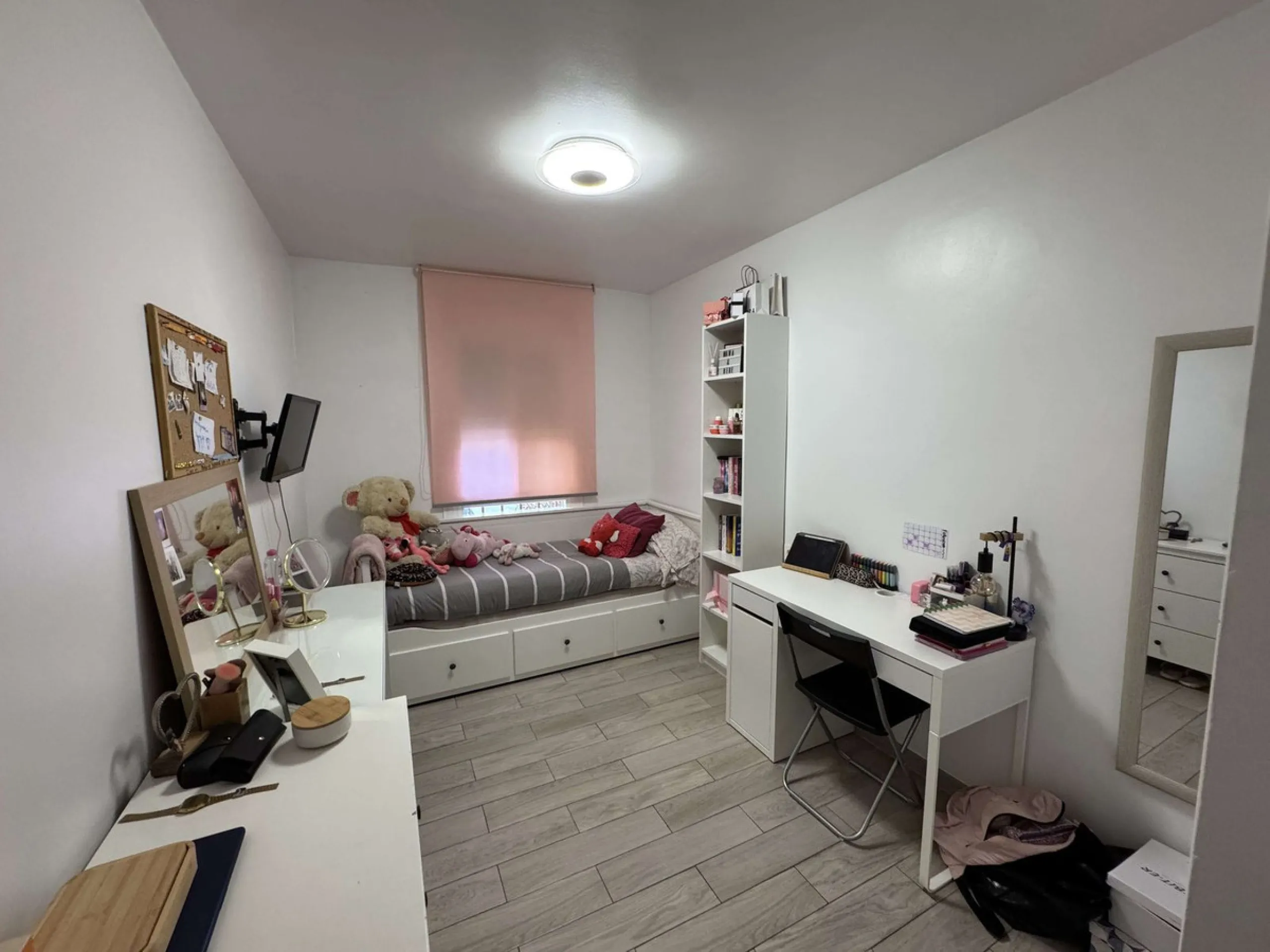 Beautiful ground floor apartment for sale, recently renovated, very bright and spacious, ready to move into, located in one of the most sought-after areas of Marbella, just a few metres from the town centre and close to all amenities.
