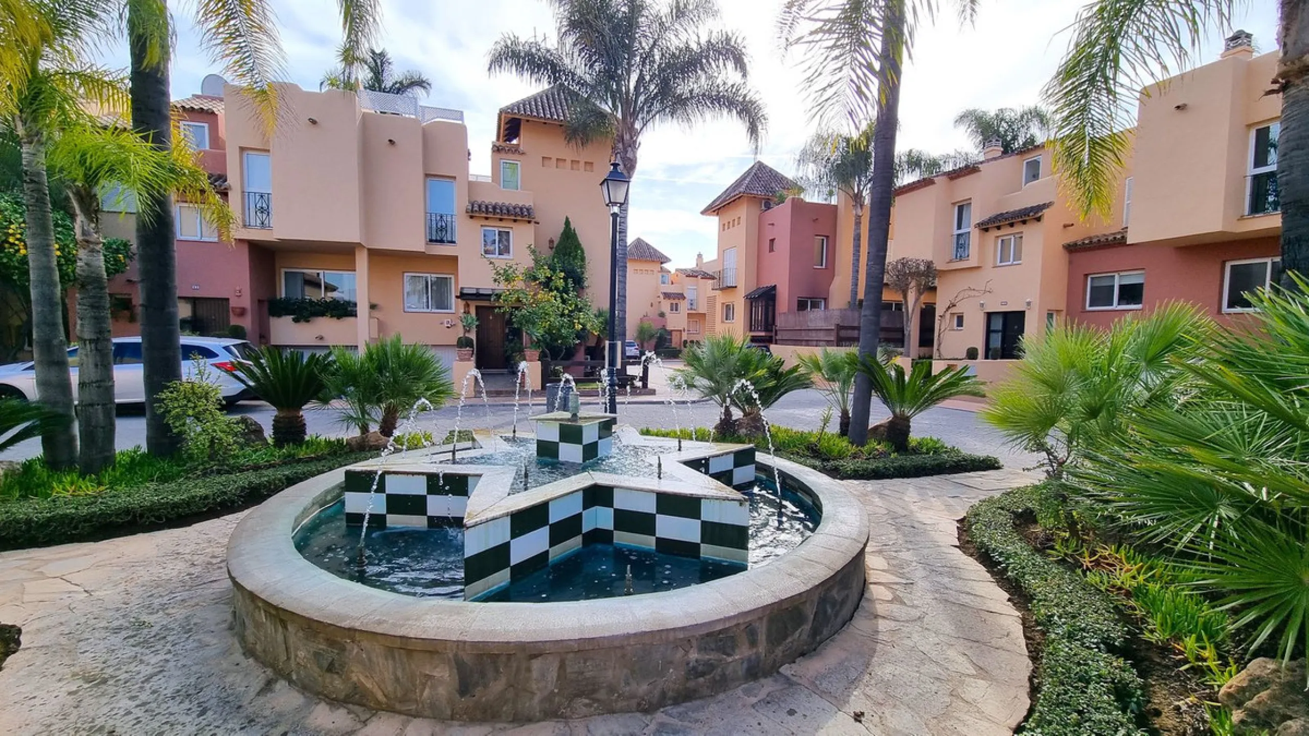 House - Townhouse в продаже в Marbella, Málaga. В доме 3 спален и 3 ванных комнат. Площадь дома 209 м²