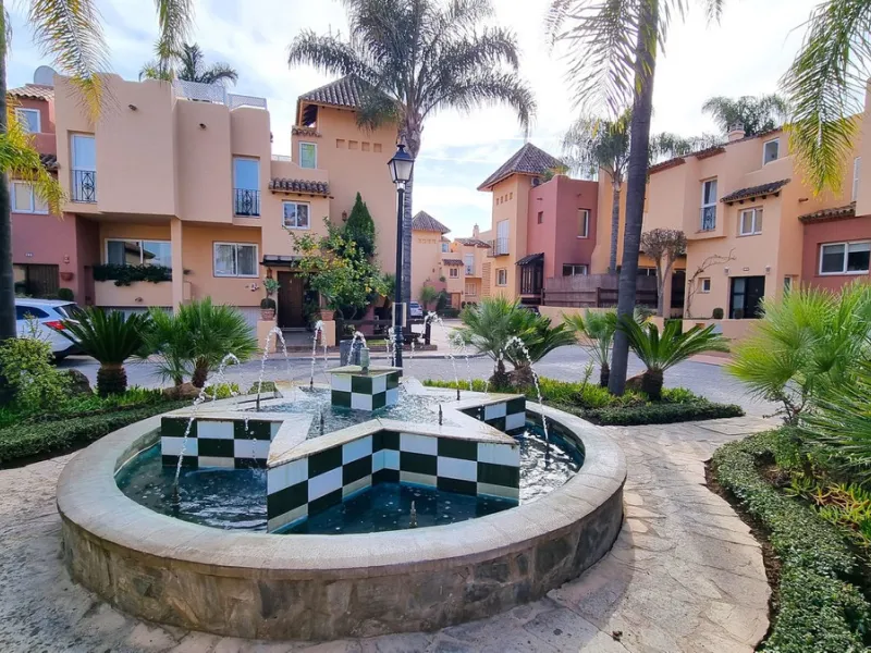 Great townhouse WITHOUT FURNITURE very well located in a quiet area between Nueva Andalucia and San Pedro de Alcantara, a few minutes from Puerto Banus and very close to all kinds of services, sports club, schools, golf courses ....