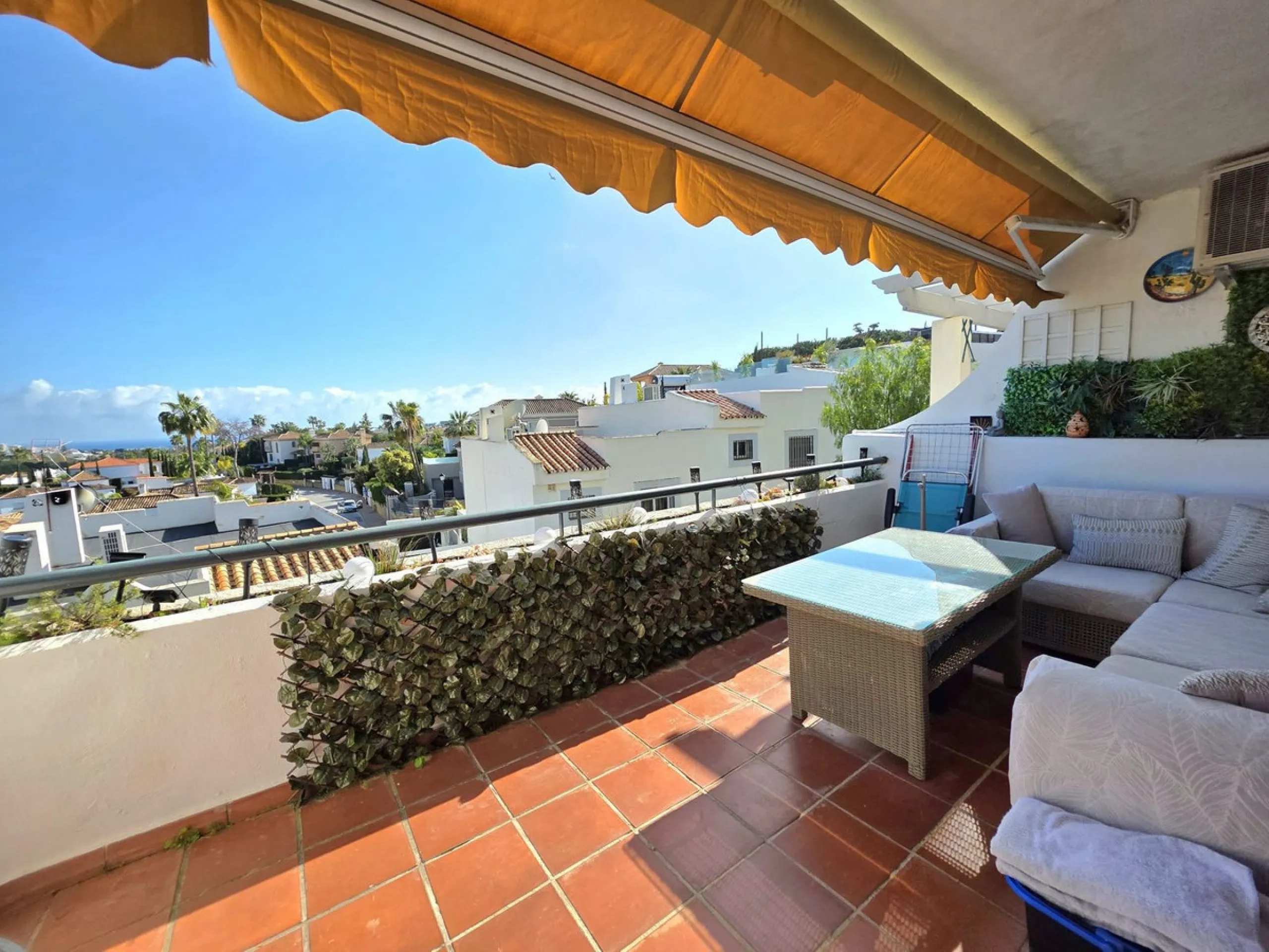 This bargain apartment is located in the highly sought after area of Aloha, Nueva Andalucia, close to schools, golf and amenities. Having a south facing orientation allows this first floor apartment to offer beautiful open views across the golf valley and