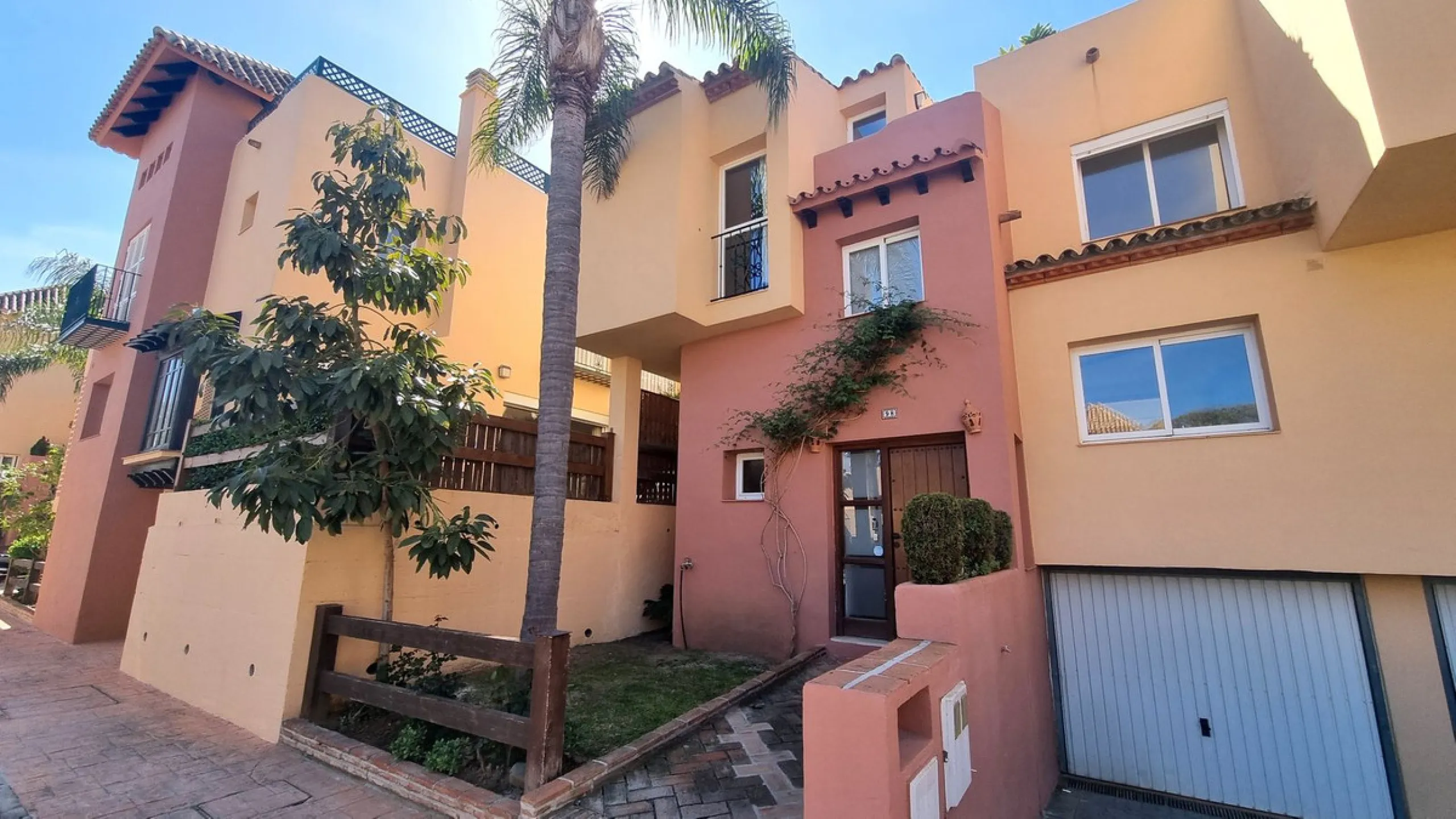 House - Townhouse в продаже в Marbella, Málaga. В доме 3 спален и 3 ванных комнат. Площадь дома 209 м²