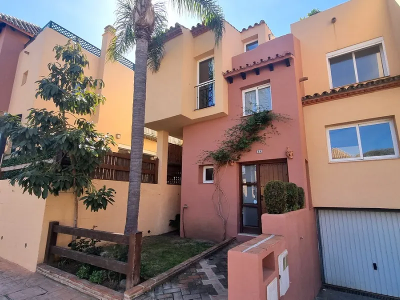 House - Townhouse в продаже в Marbella, Málaga. В доме 3 спален и 3 ванных комнат. Площадь дома 209 м²