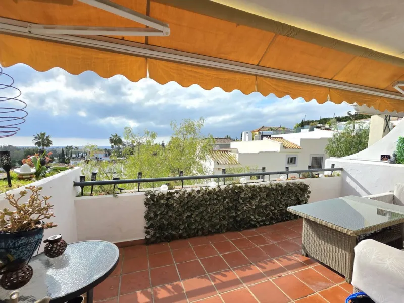 This bargain apartment is located in the highly sought after area of Aloha, Nueva Andalucia, close to schools, golf and amenities. Having a south facing orientation allows this first floor apartment to offer beautiful open views across the golf valley and