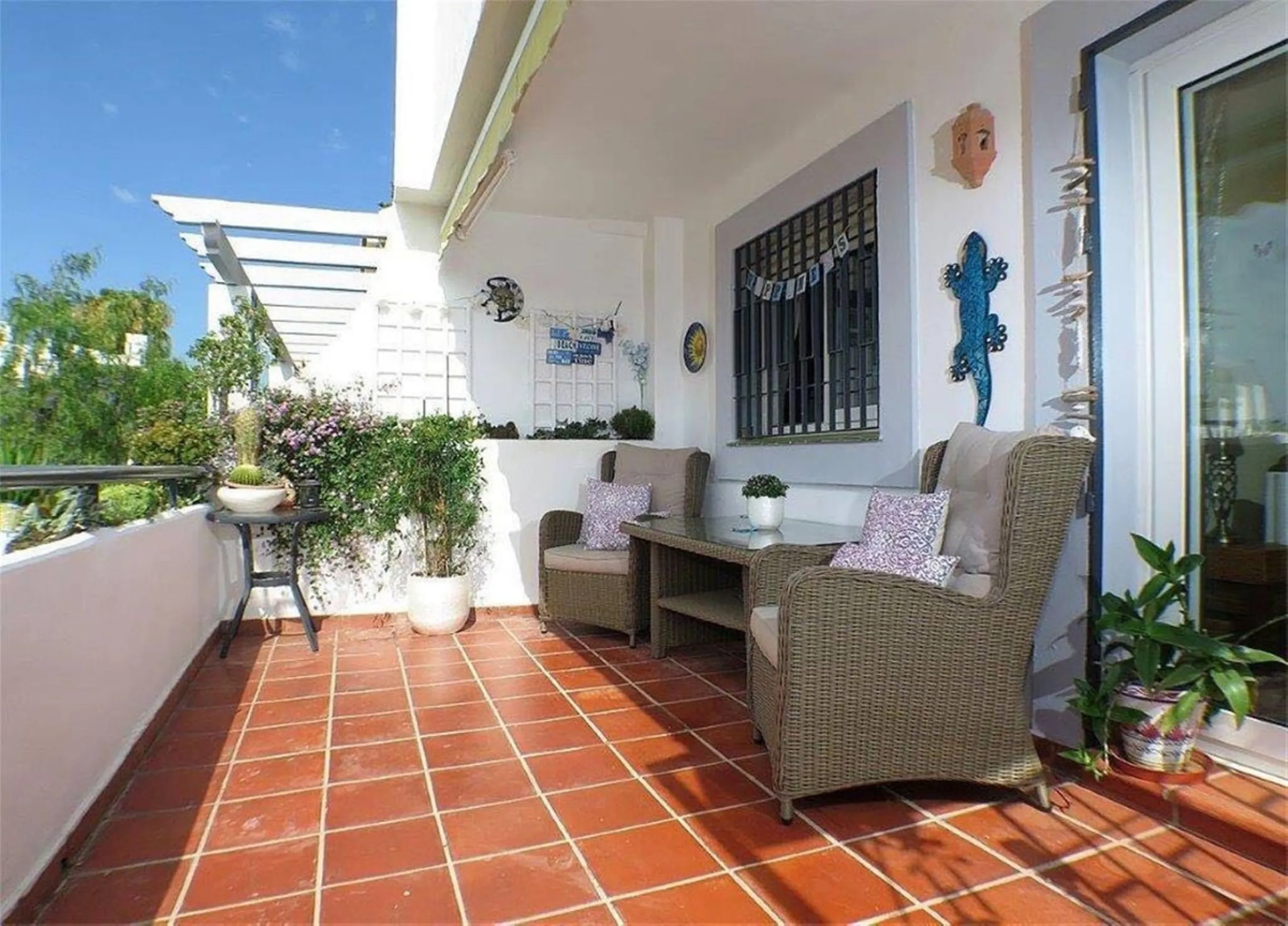 This bargain apartment is located in the highly sought after area of Aloha, Nueva Andalucia, close to schools, golf and amenities. Having a south facing orientation allows this first floor apartment to offer beautiful open views across the golf valley and