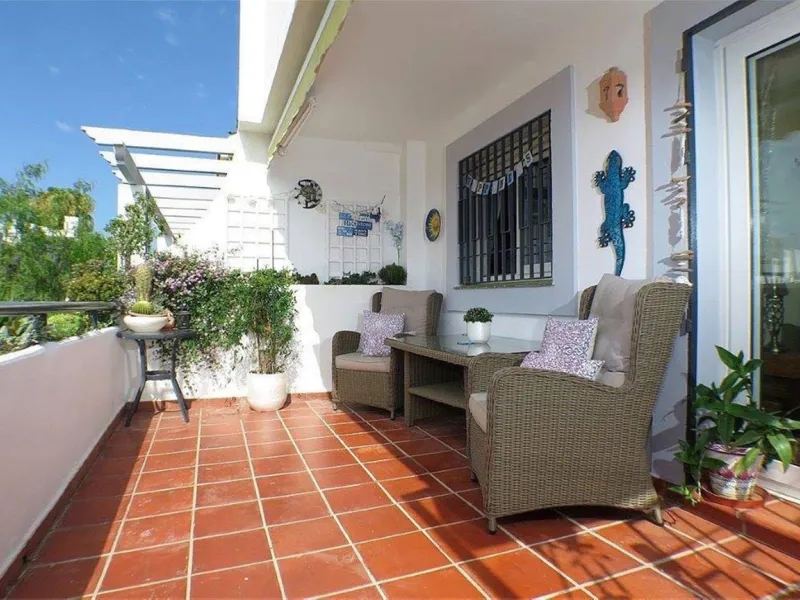This bargain apartment is located in the highly sought after area of Aloha, Nueva Andalucia, close to schools, golf and amenities. Having a south facing orientation allows this first floor apartment to offer beautiful open views across the golf valley and