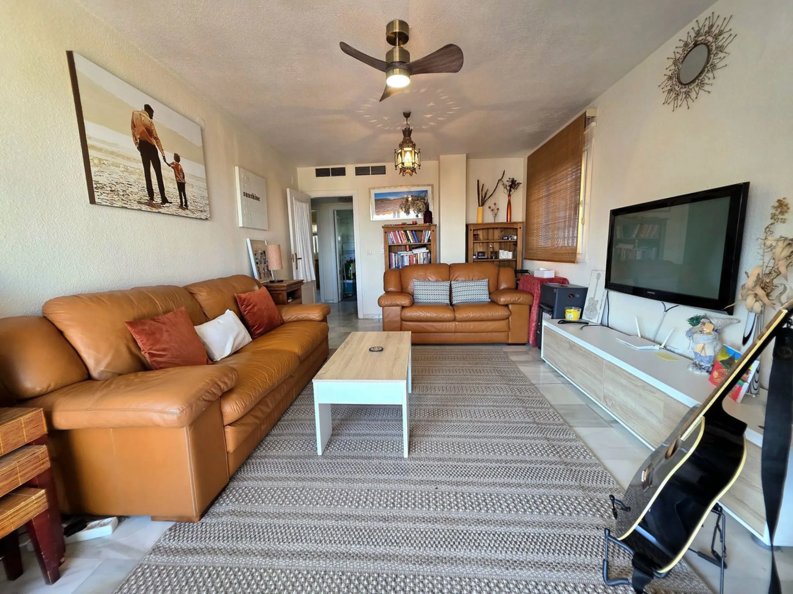 This bargain apartment is located in the highly sought after area of Aloha, Nueva Andalucia, close to schools, golf and amenities. Having a south facing orientation allows this first floor apartment to offer beautiful open views across the golf valley and