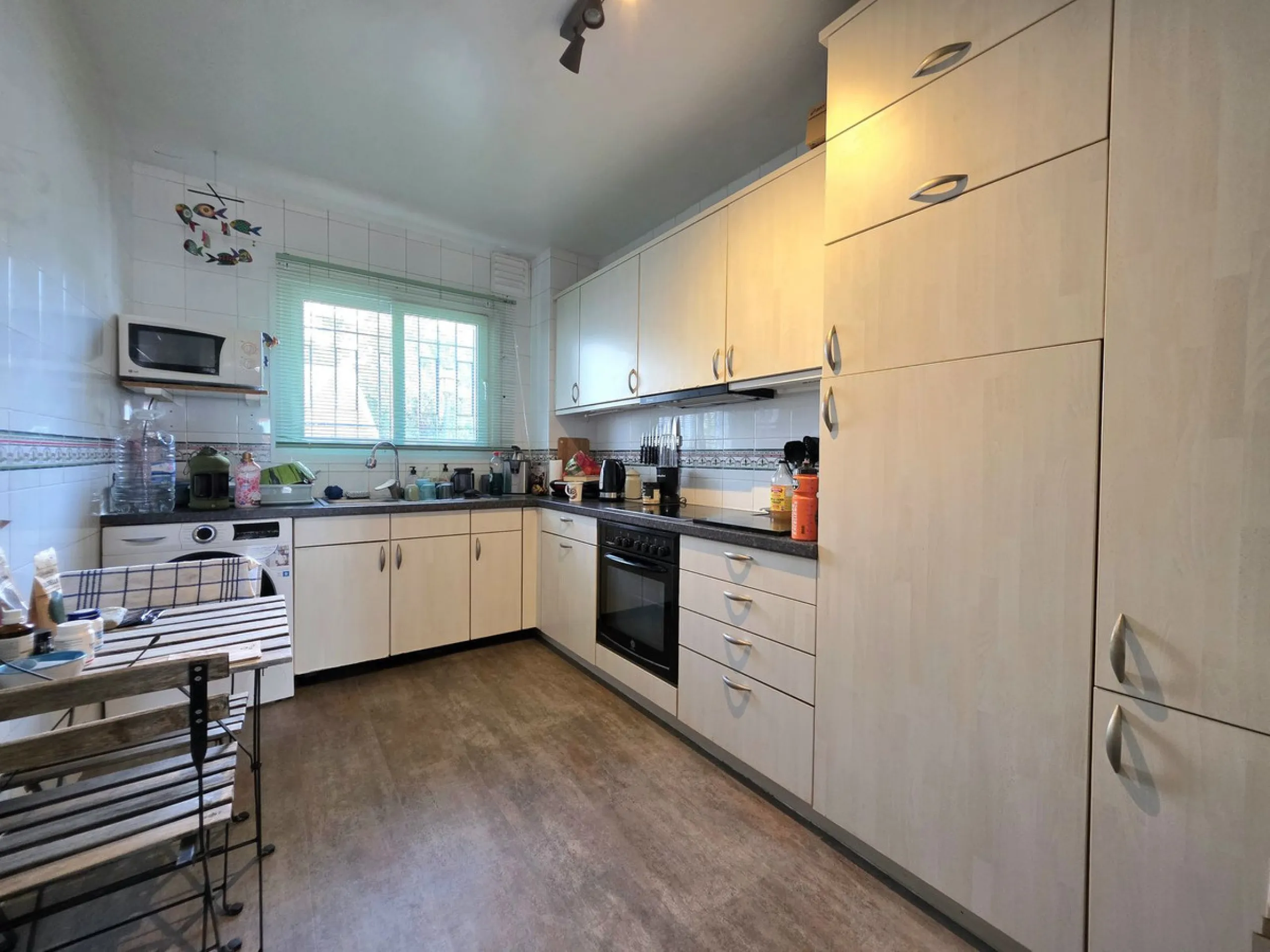 This bargain apartment is located in the highly sought after area of Aloha, Nueva Andalucia, close to schools, golf and amenities. Having a south facing orientation allows this first floor apartment to offer beautiful open views across the golf valley and