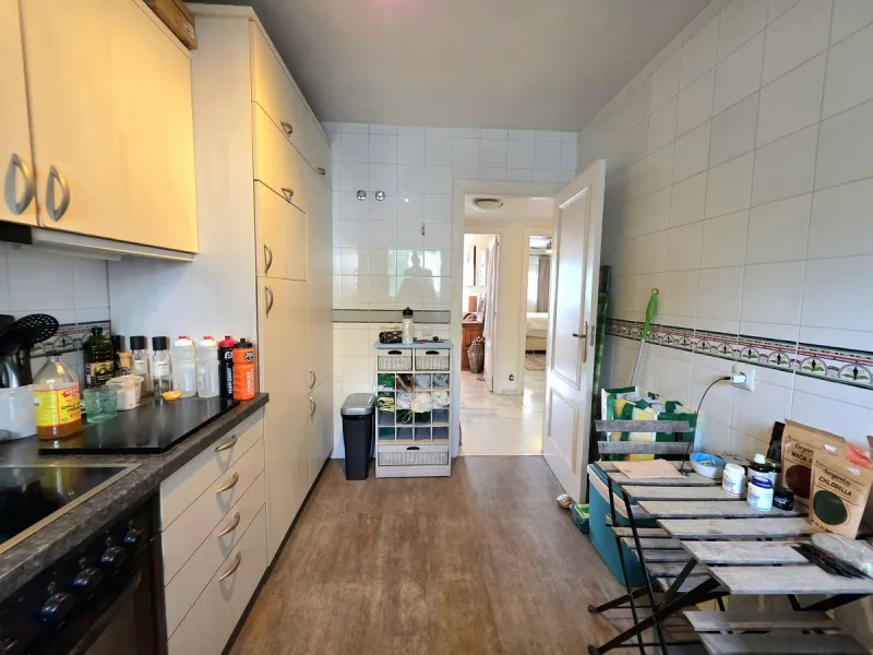 This bargain apartment is located in the highly sought after area of Aloha, Nueva Andalucia, close to schools, golf and amenities. Having a south facing orientation allows this first floor apartment to offer beautiful open views across the golf valley and