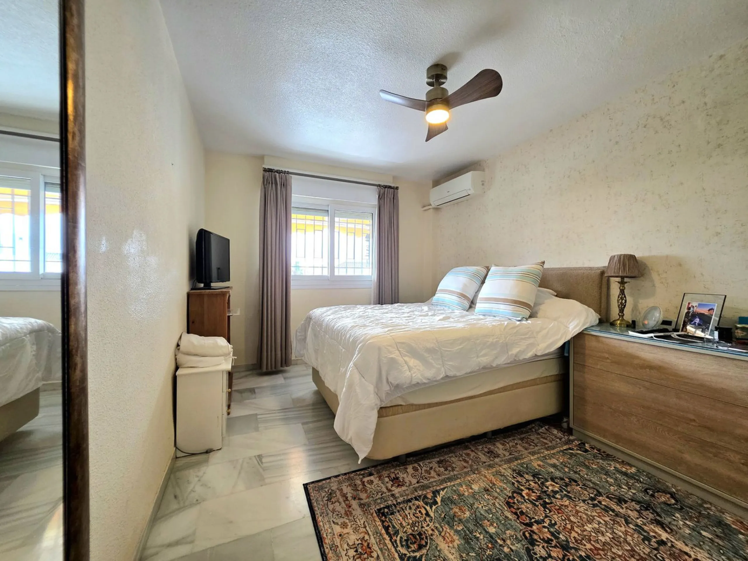This bargain apartment is located in the highly sought after area of Aloha, Nueva Andalucia, close to schools, golf and amenities. Having a south facing orientation allows this first floor apartment to offer beautiful open views across the golf valley and