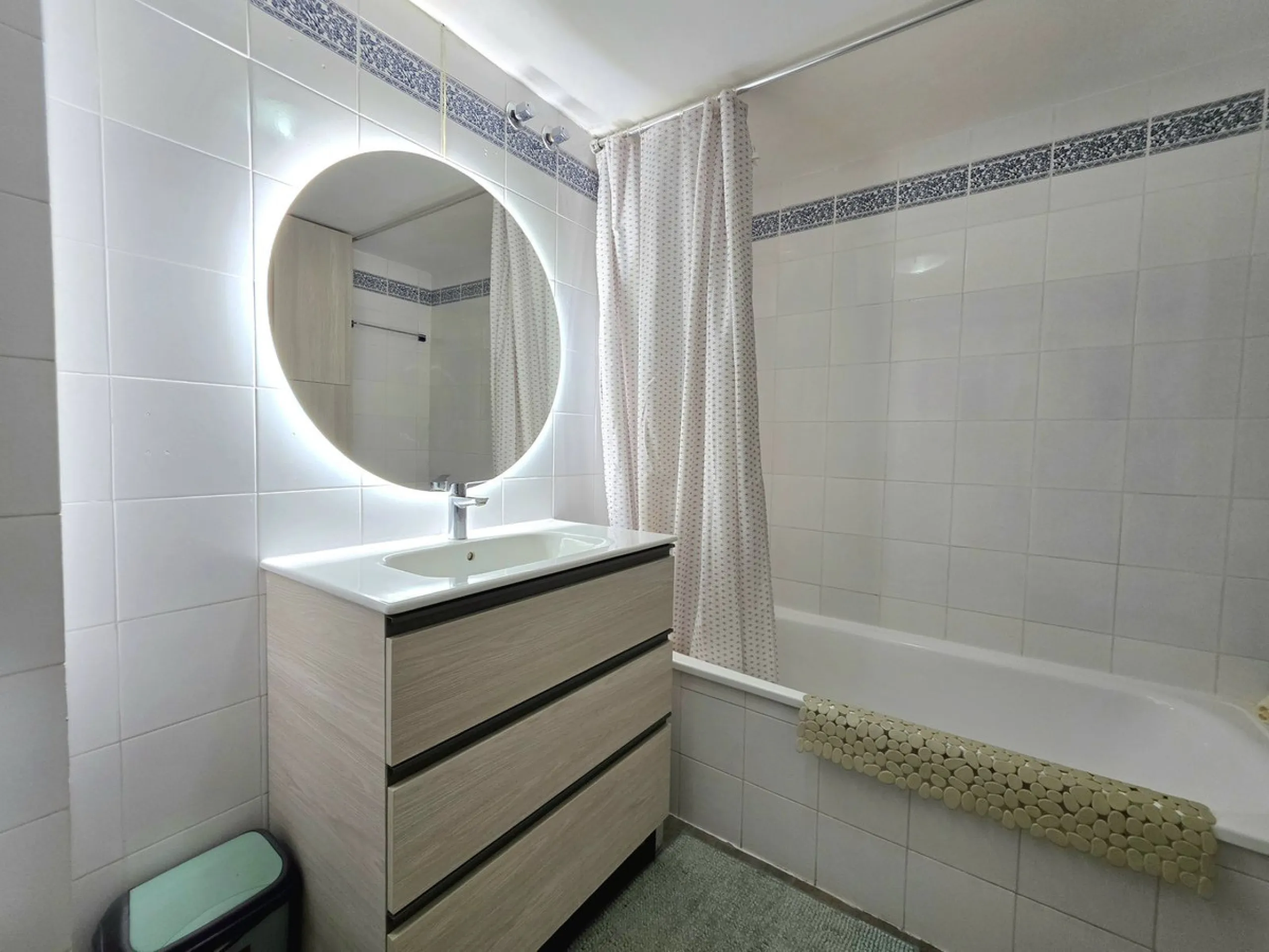 This bargain apartment is located in the highly sought after area of Aloha, Nueva Andalucia, close to schools, golf and amenities. Having a south facing orientation allows this first floor apartment to offer beautiful open views across the golf valley and