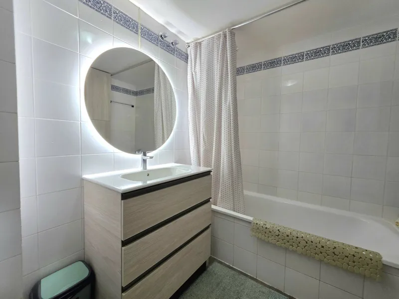 This bargain apartment is located in the highly sought after area of Aloha, Nueva Andalucia, close to schools, golf and amenities. Having a south facing orientation allows this first floor apartment to offer beautiful open views across the golf valley and