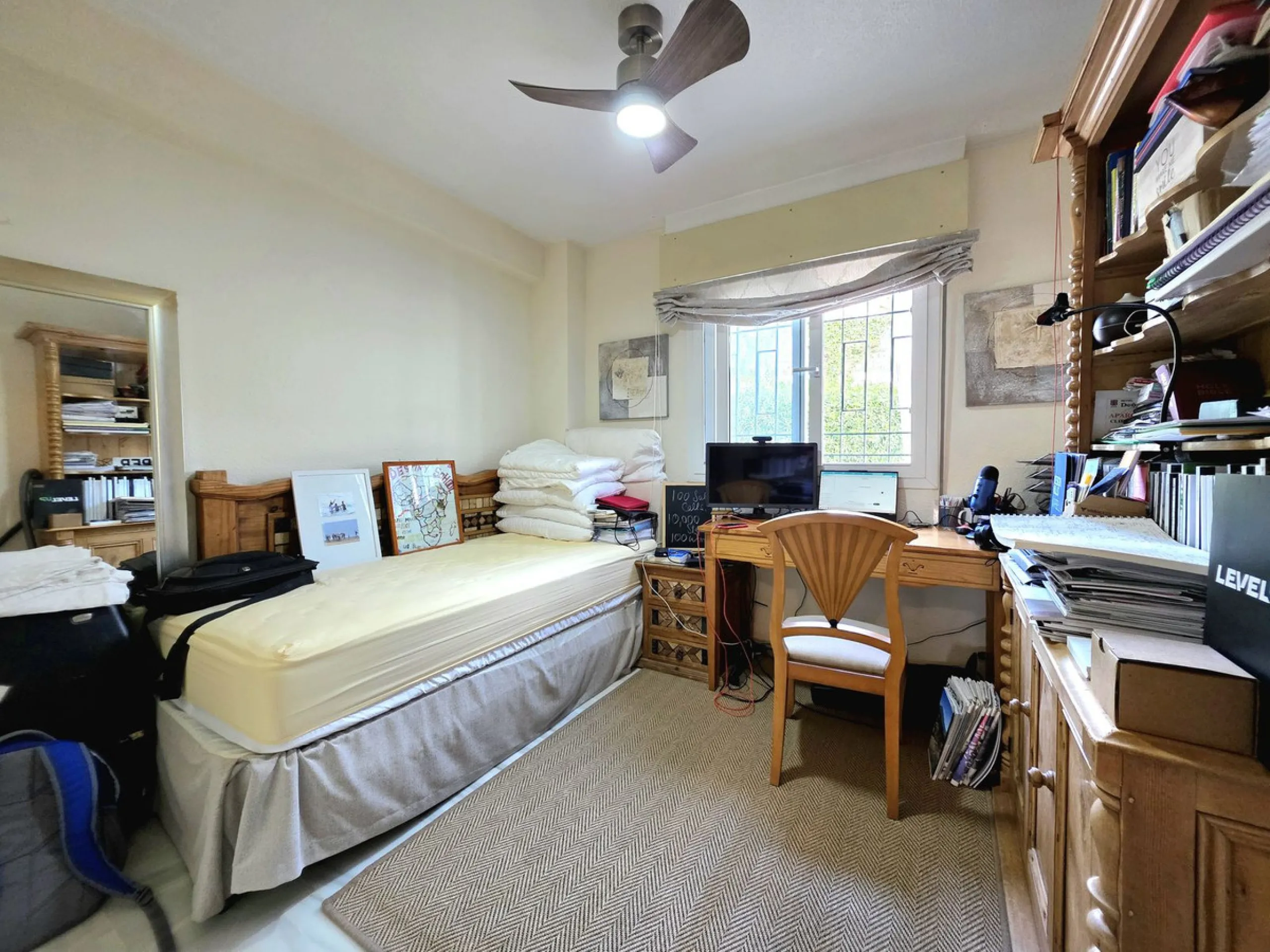 This bargain apartment is located in the highly sought after area of Aloha, Nueva Andalucia, close to schools, golf and amenities. Having a south facing orientation allows this first floor apartment to offer beautiful open views across the golf valley and