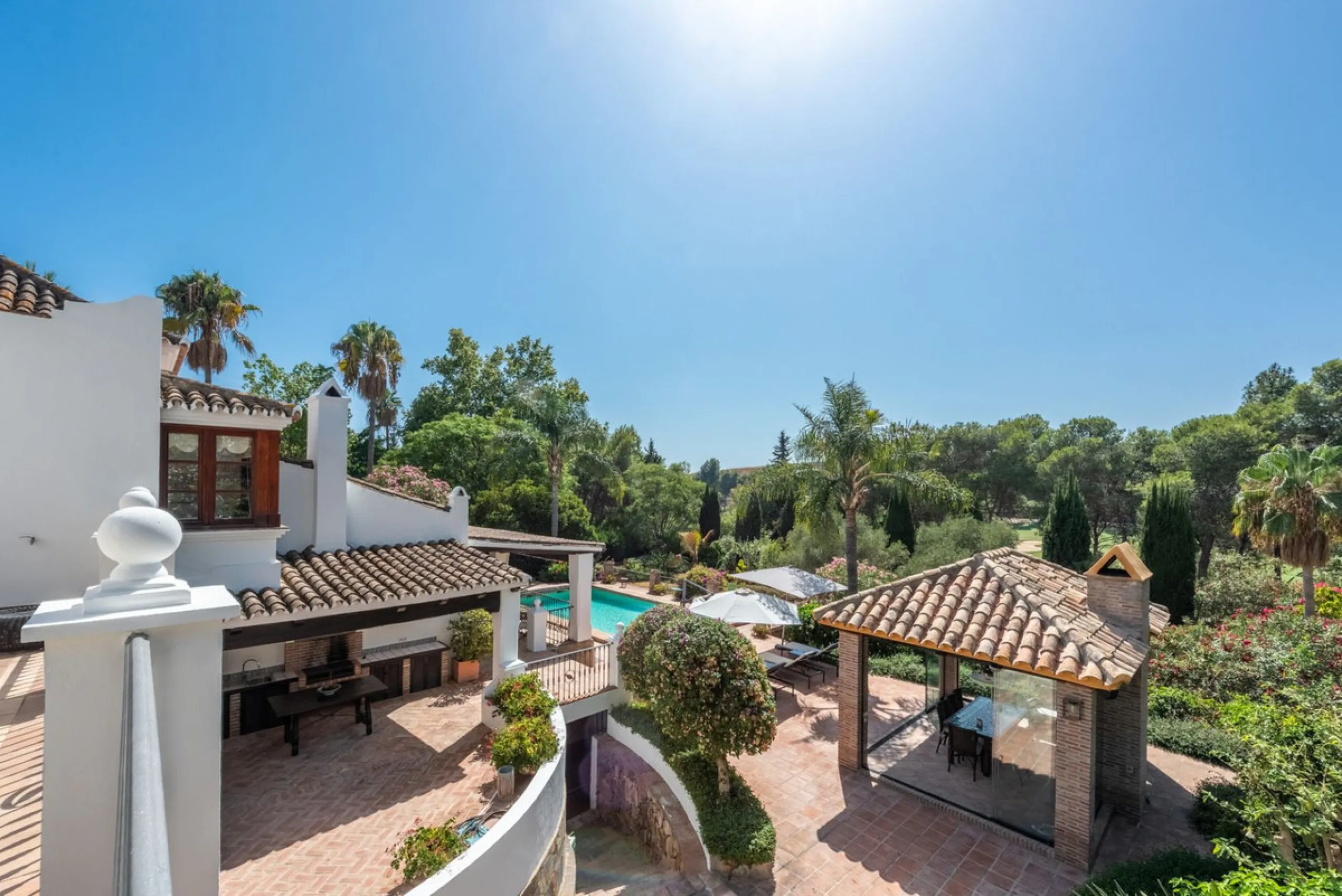 This Andalusian-style villa in El Paraiso Medio offers privacy, stunning views, and proximity to golf courses, and amenities.