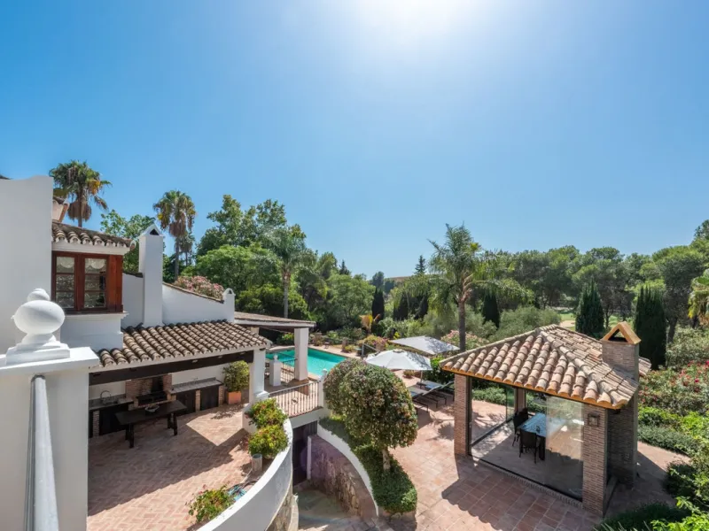 House - Detached Villa в продаже в El Paraiso, Málaga. В доме 4 спален и 4 ванных комнат. Площадь дома 580 м². Площадь участка 2730 м²