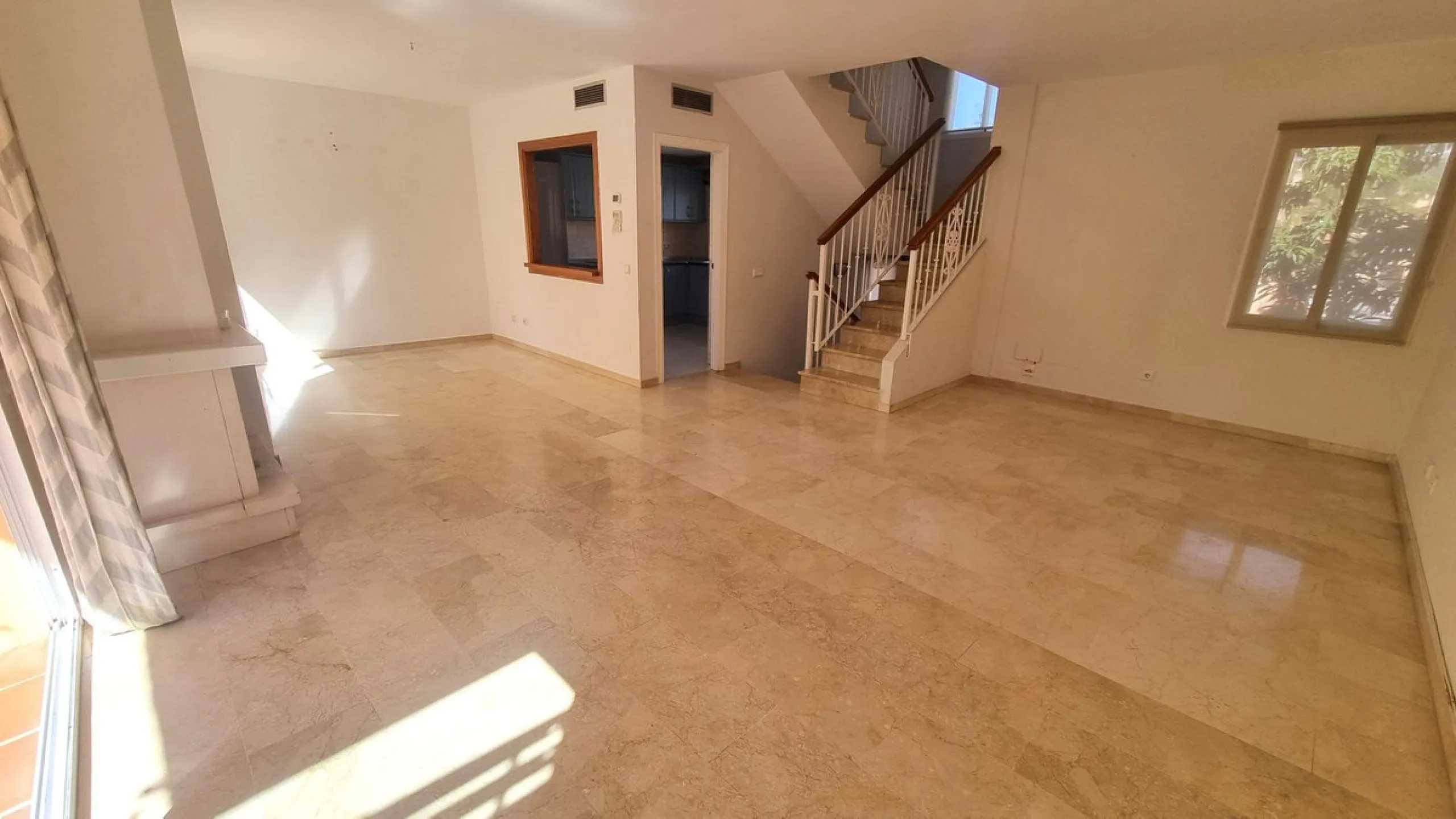 House - Townhouse в продаже в Marbella, Málaga. В доме 3 спален и 3 ванных комнат. Площадь дома 209 м²