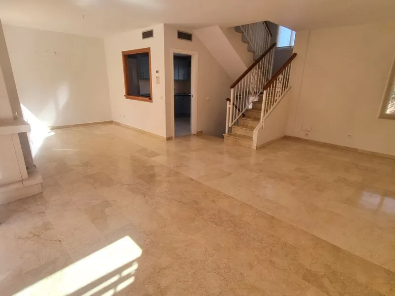 House - Townhouse в продаже в Marbella, Málaga. В доме 3 спален и 3 ванных комнат. Площадь дома 209 м²