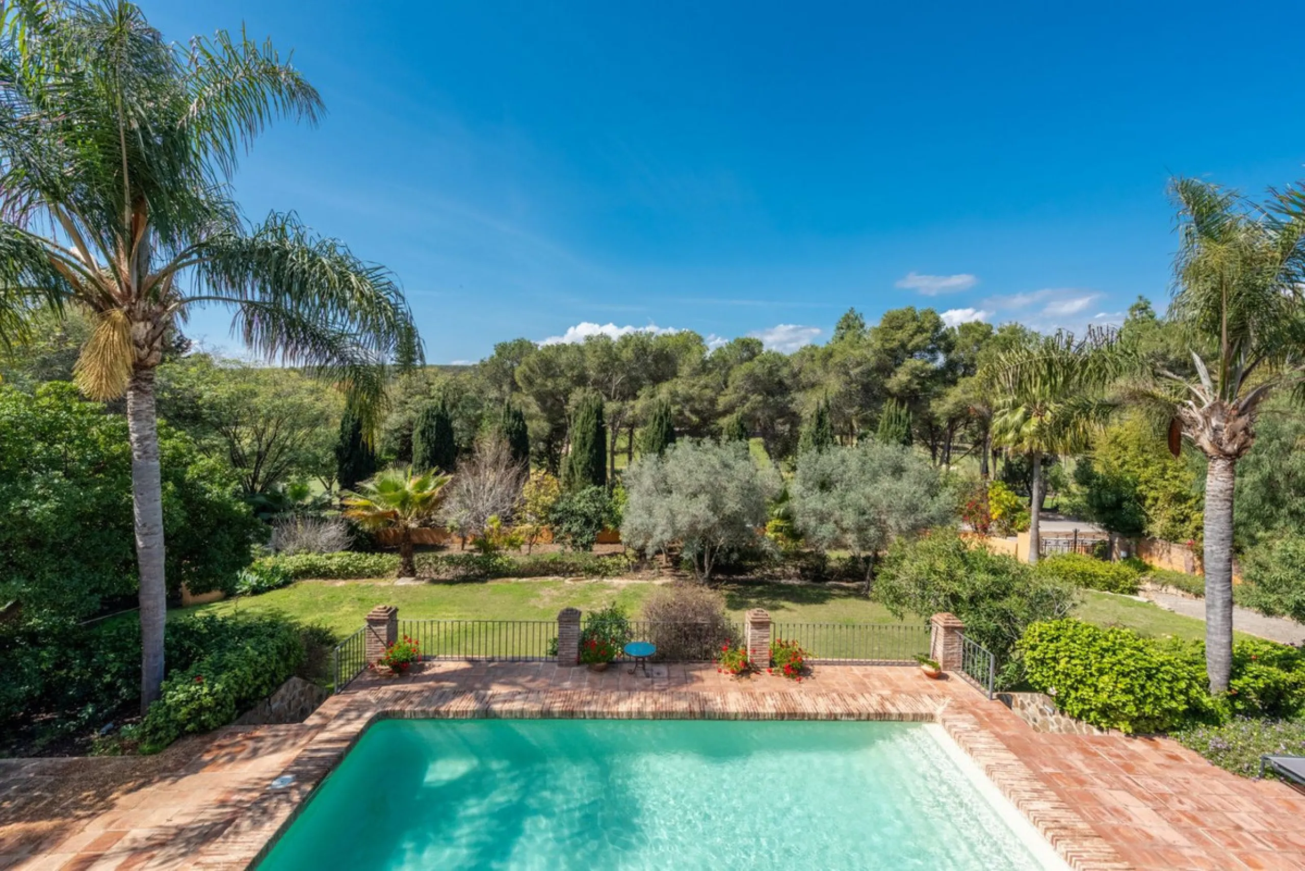 This Andalusian-style villa in El Paraiso Medio offers privacy, stunning views, and proximity to golf courses, and amenities.