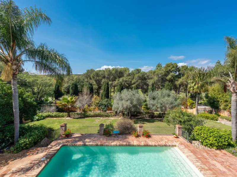 This Andalusian-style villa in El Paraiso Medio offers privacy, stunning views, and proximity to golf courses, and amenities.