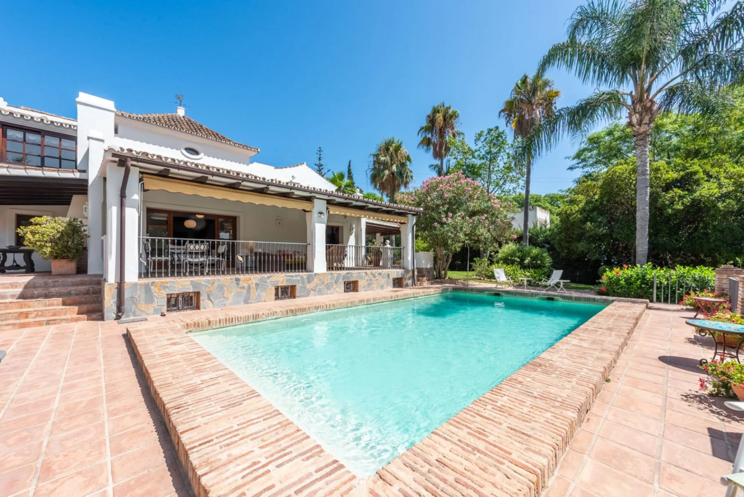 This Andalusian-style villa in El Paraiso Medio offers privacy, stunning views, and proximity to golf courses, and amenities.