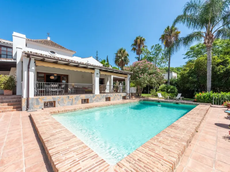 This Andalusian-style villa in El Paraiso Medio offers privacy, stunning views, and proximity to golf courses, and amenities.