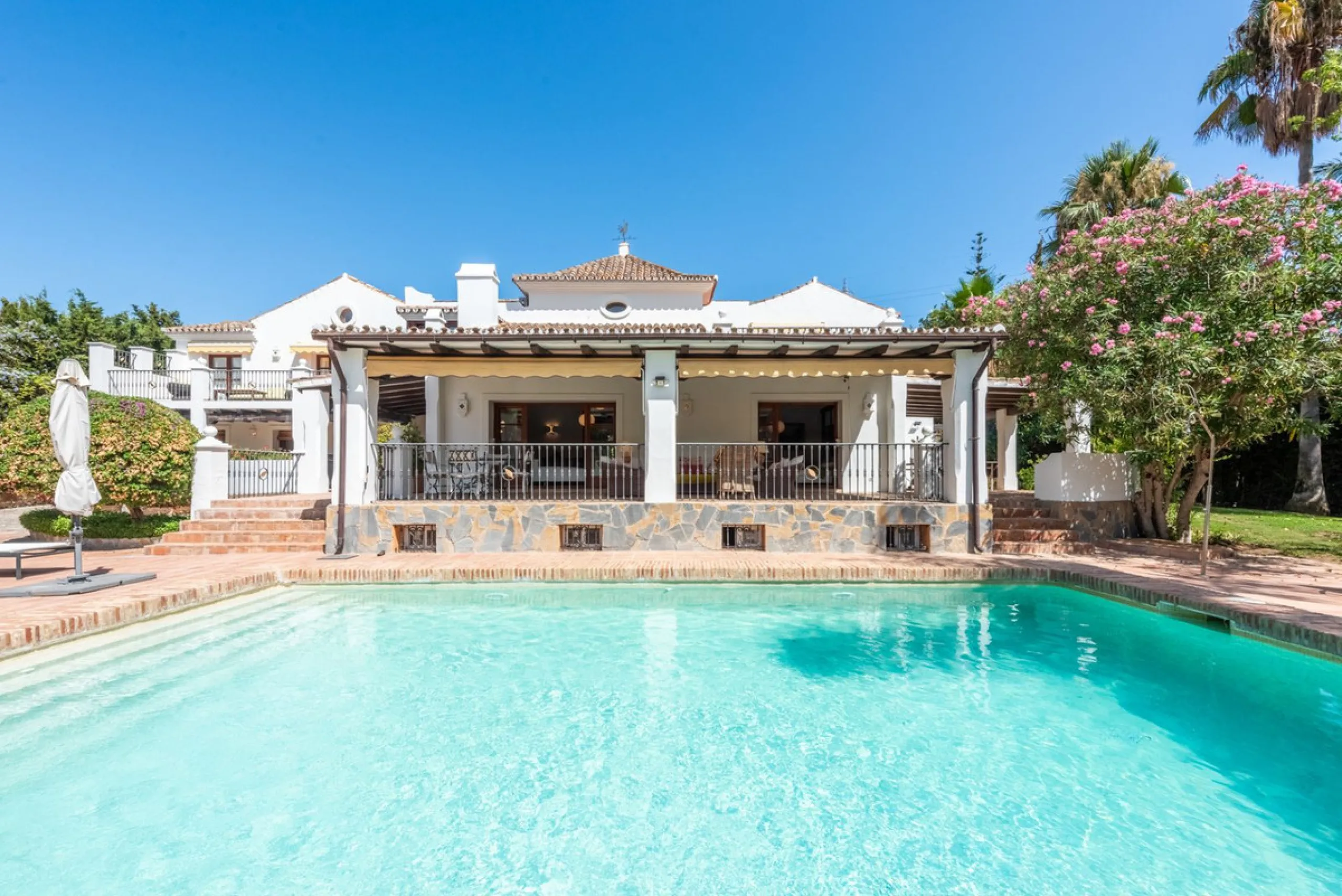 This Andalusian-style villa in El Paraiso Medio offers privacy, stunning views, and proximity to golf courses, and amenities.