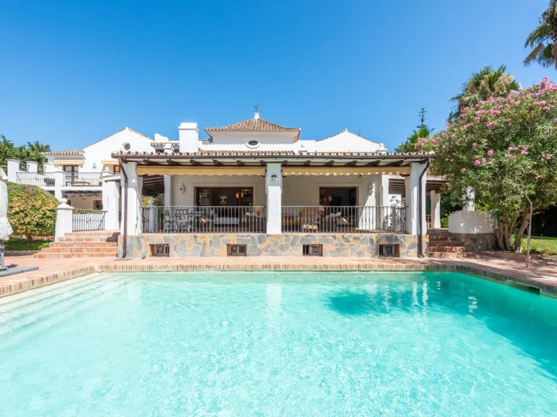 This Andalusian-style villa in El Paraiso Medio offers privacy, stunning views, and proximity to golf courses, and amenities.
